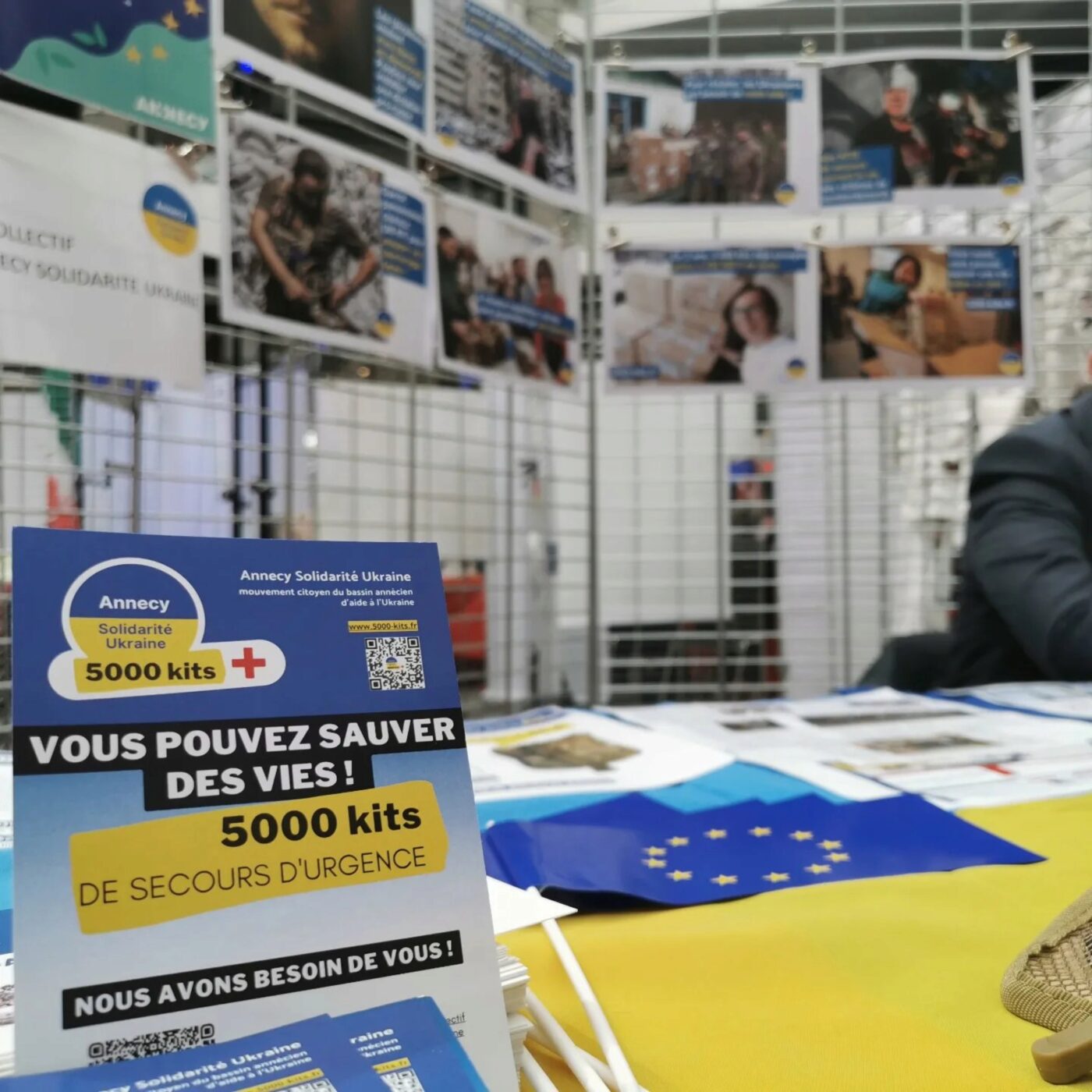 En trois ans, Annecy Solidarité Ukraine a assemblé 8500 kits de secours episode artwork