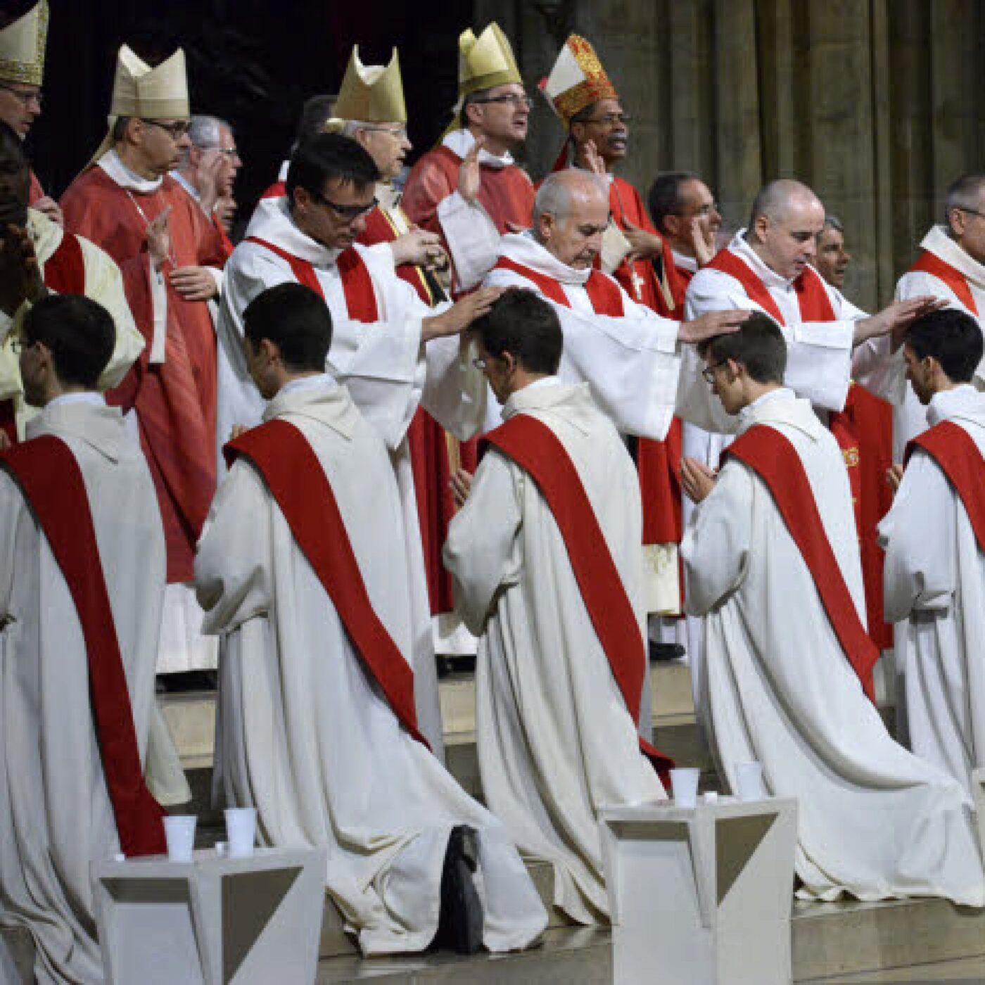 Ordinations : quels défis pour le catholicisme - Le débat du 27 juin  episode artwork