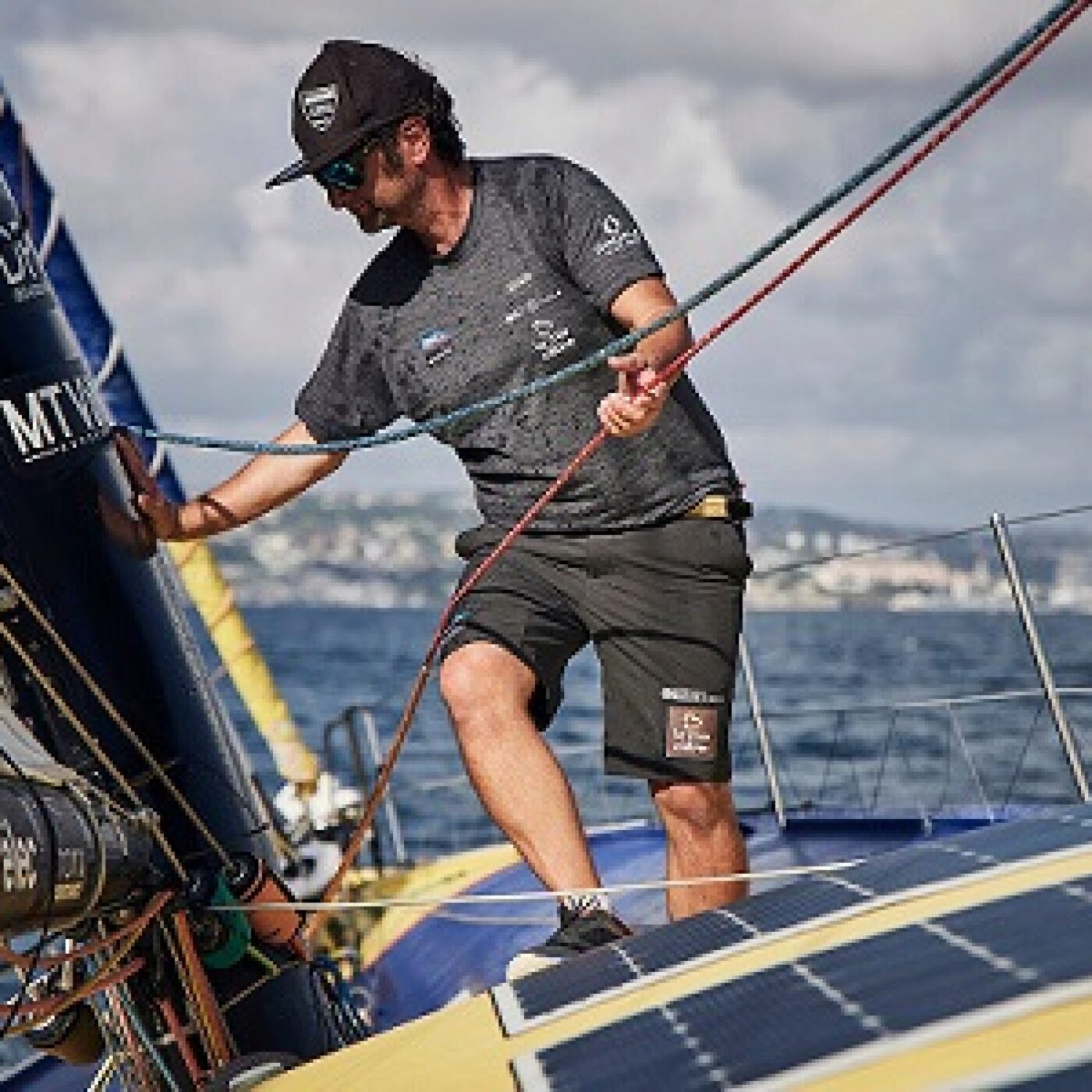Le skipper Arnaud Boissières retrace son parcours dans un livre episode artwork