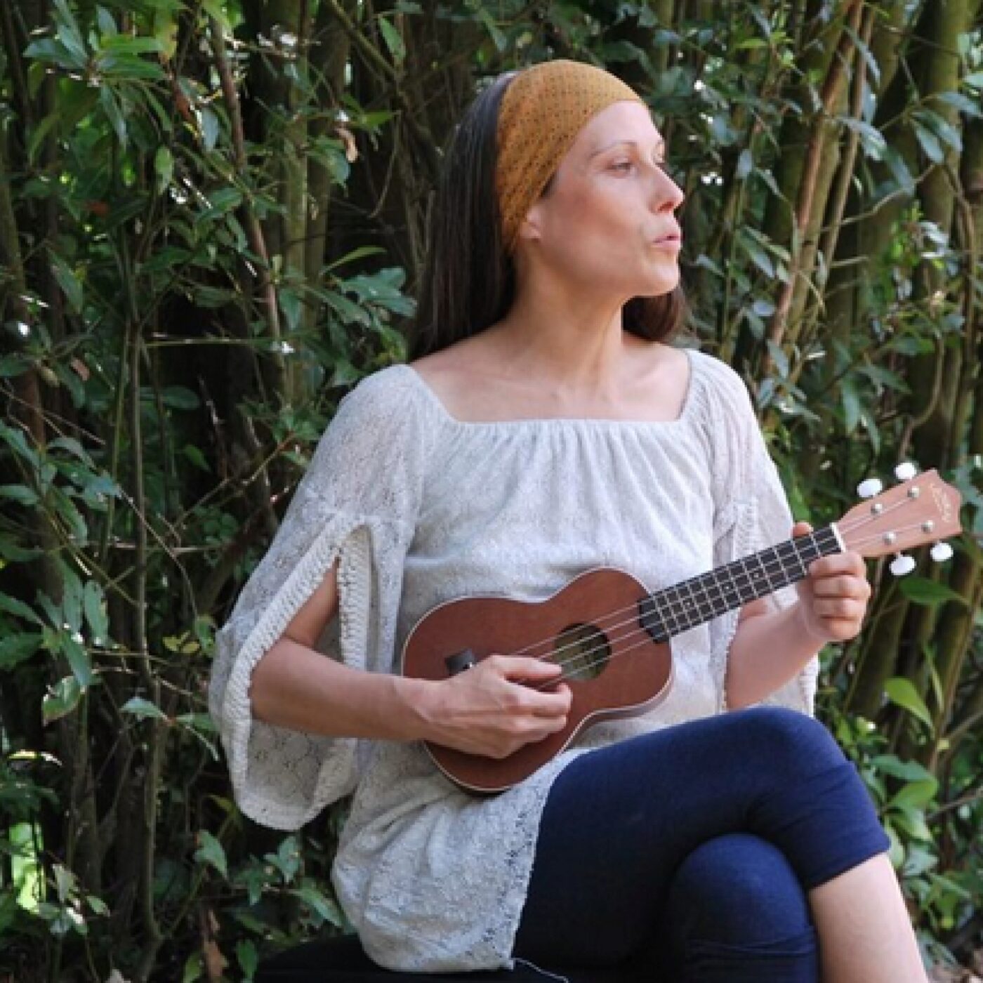 La conteuse-musicienne Alexandra Castagnetti se produit pour "Au fil du conte" episode artwork