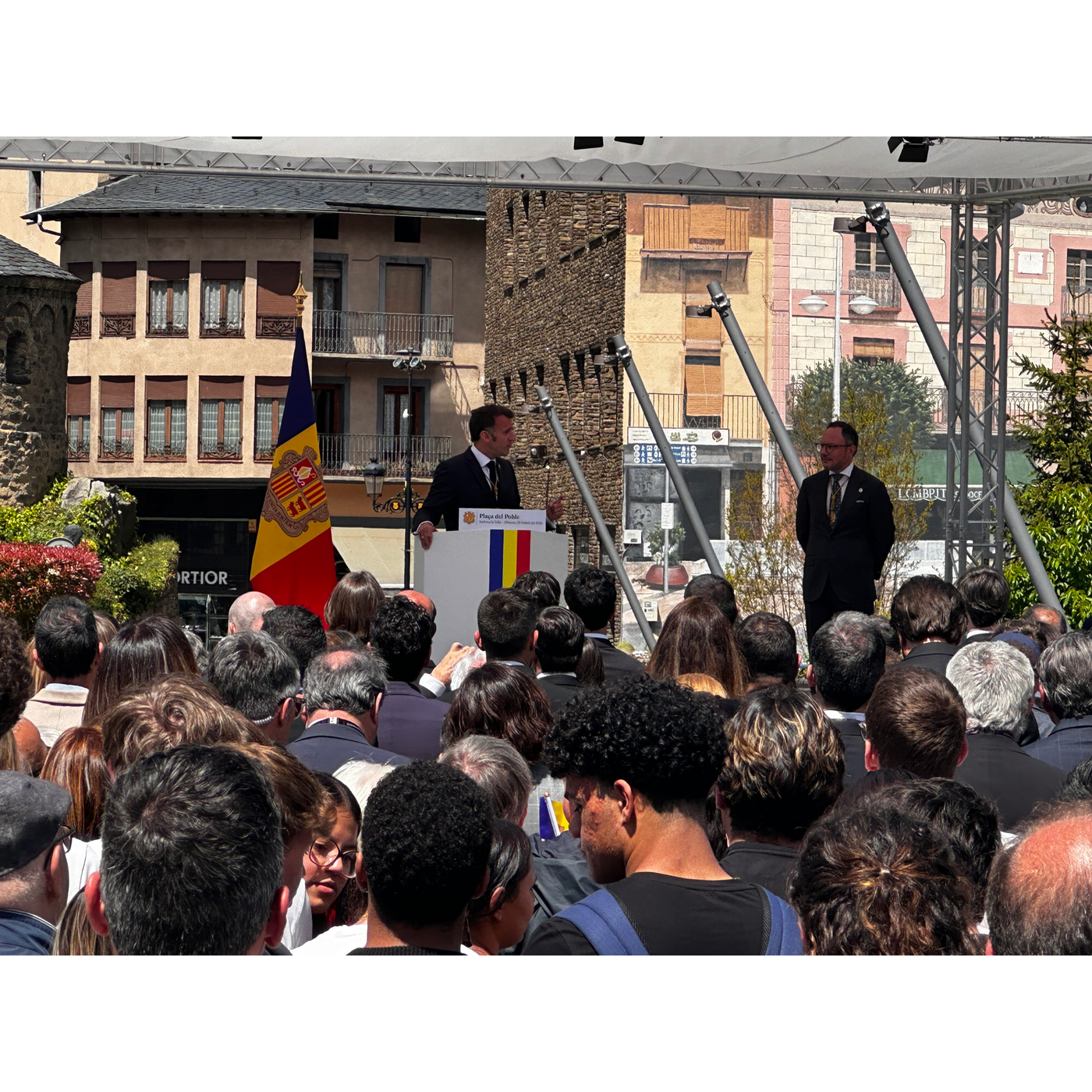 episode cover Accord Européens : « la porte ne se rouvrira pas », a déclaré Emmanuel Macron lors de discours sur la place du peuple en Andorre