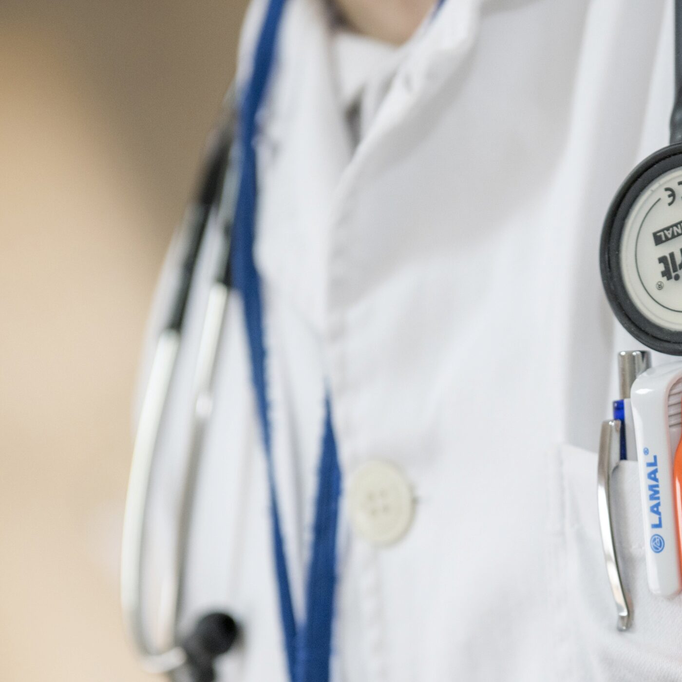 Arrêts maladies abusifs : 6 médecins de Haute-Savoie ciblés episode artwork