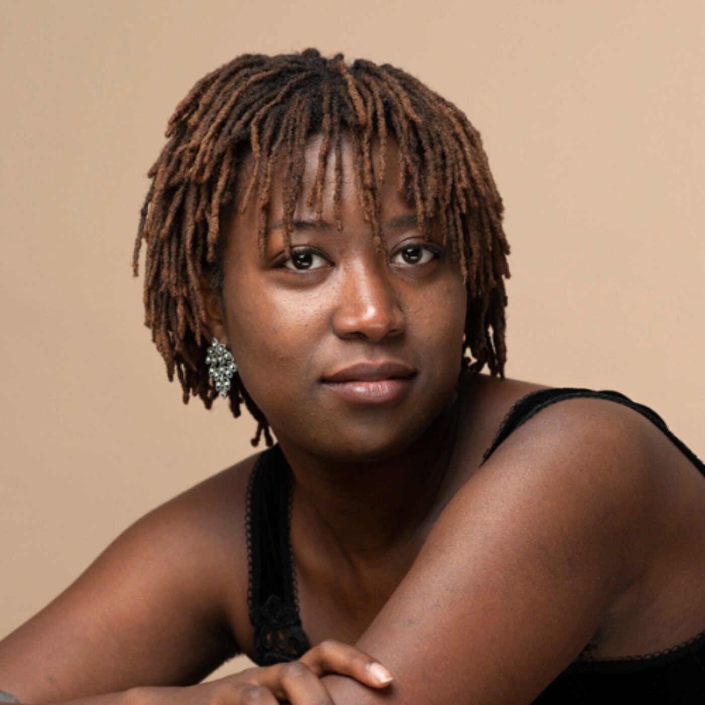 "Je ne suis pas seule quand j’écris : je suis entourée de mes ancêtres, de fantômes et de djinns" (Seynabou Sonko) "Je ne suis pas seule quand j’écris : je suis entourée de mes ancêtres, de fantômes et de djinns" (Seynabou Sonko)