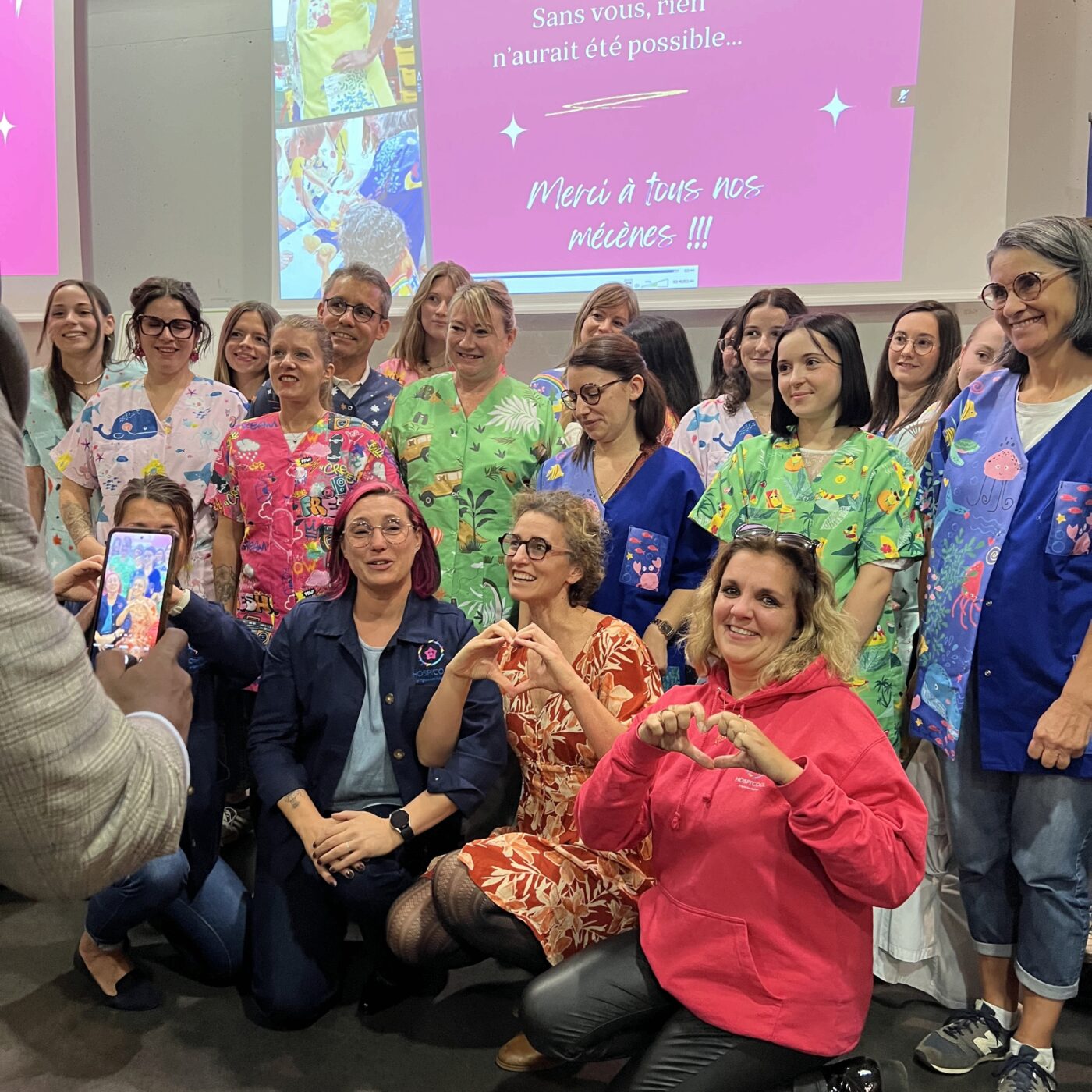 Une première en France, des blouses colorées à l'hôpital Clocheville episode artwork