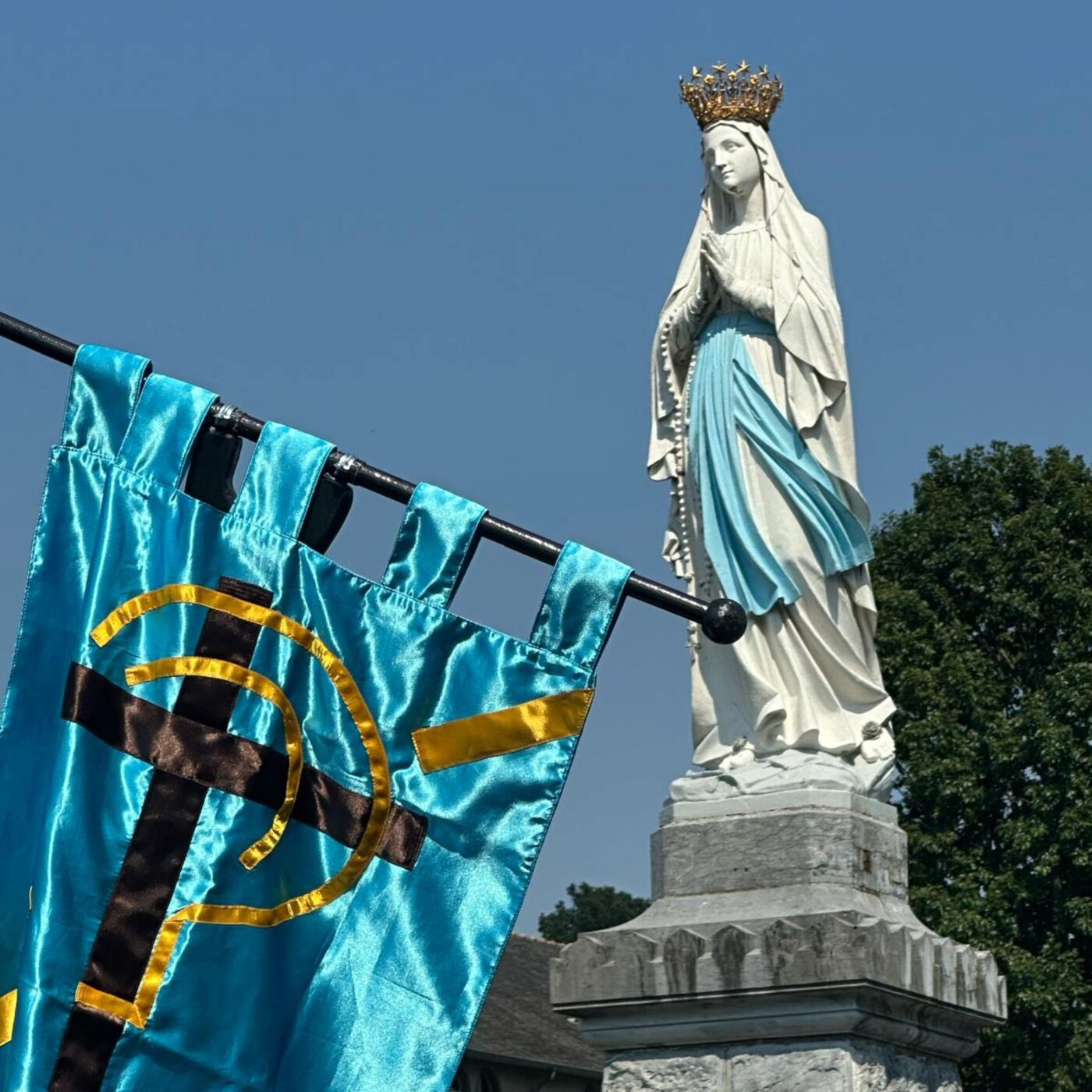 Le pèlerinage national à Lourdes commence episode artwork