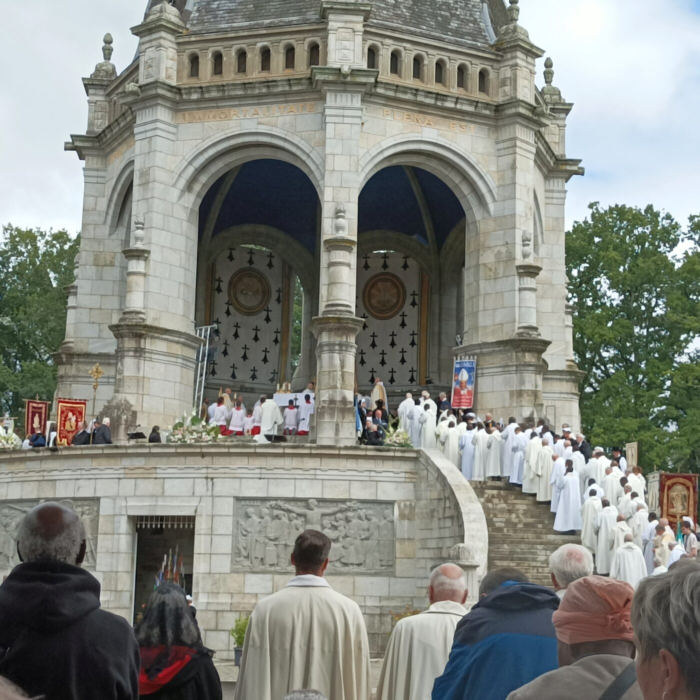 Malgré la pluie, des milliers de pèlerins au Grand Pardon de Sainte Anne episode artwork