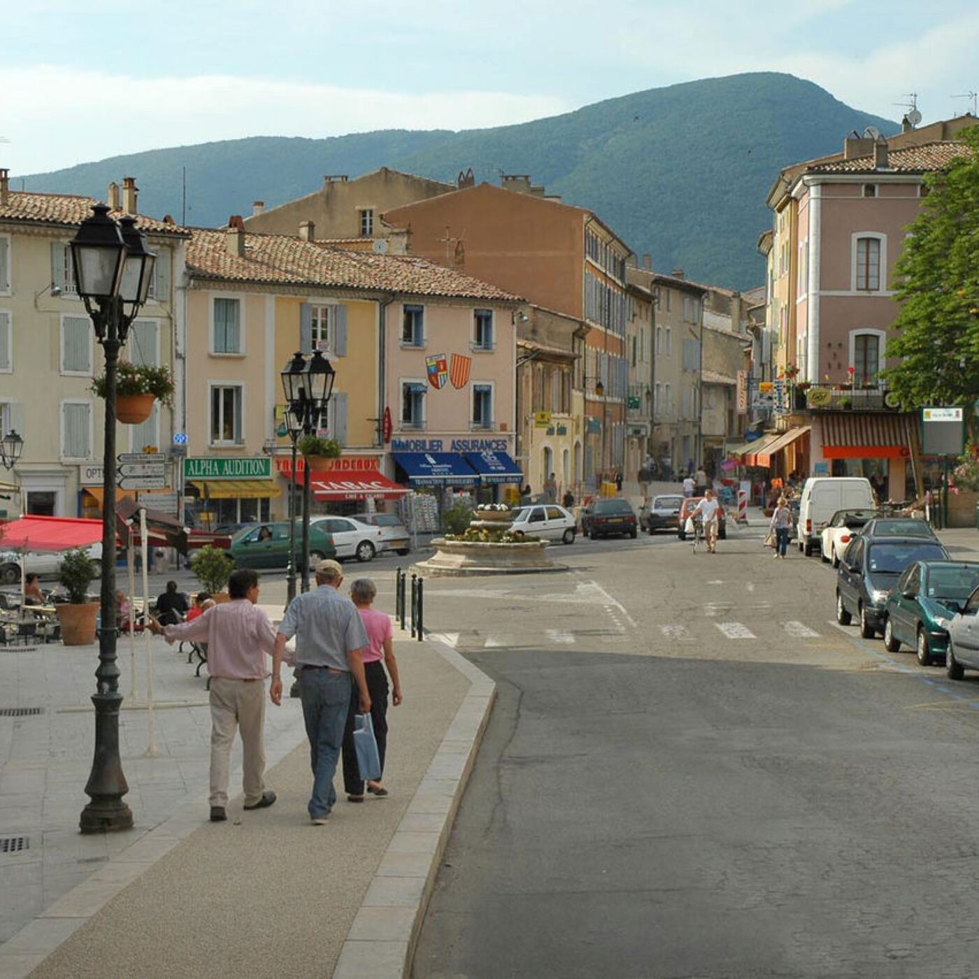 Dieulefit, dans la Drôme : terre d'accueil, terre de passionnés episode artwork
