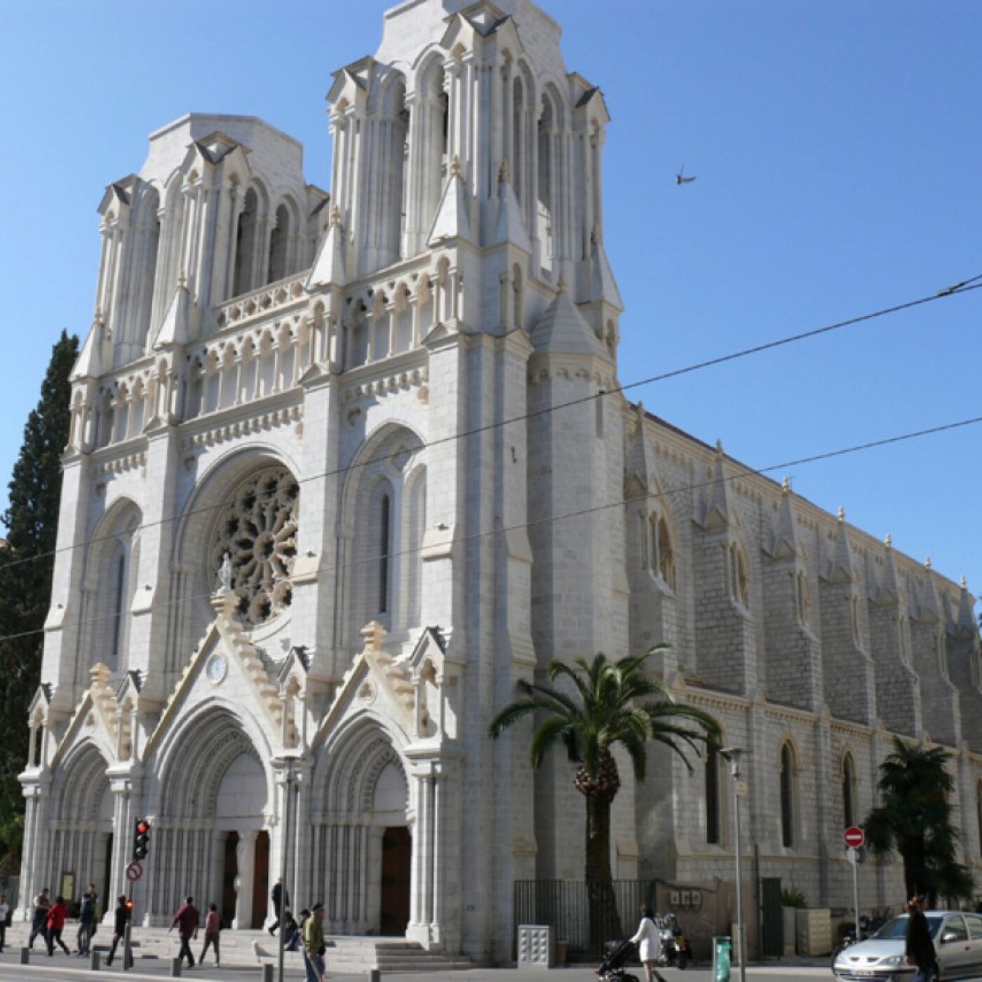 Attentat de Nice : le curé de la basilique veut croire en la force du pardon episode artwork