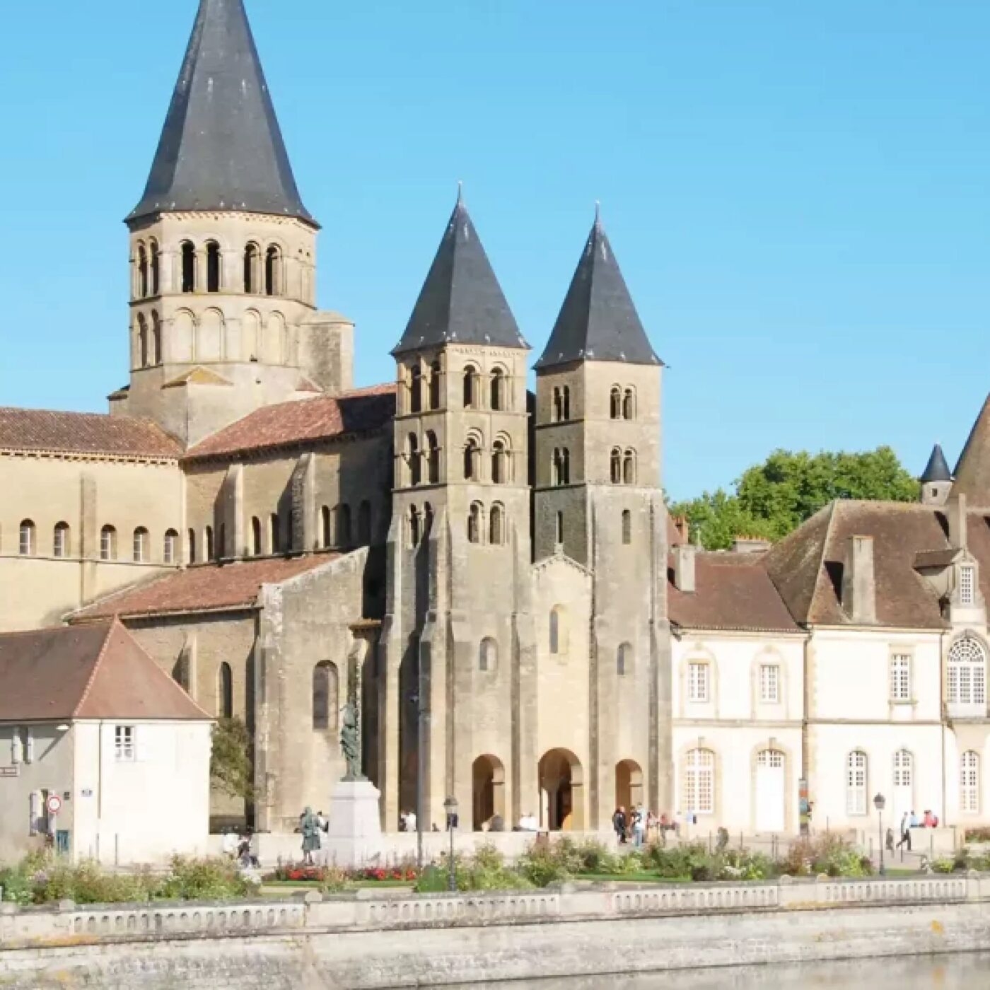 A Paray-le-Monial , le patrimoine religieux attaqué episode artwork