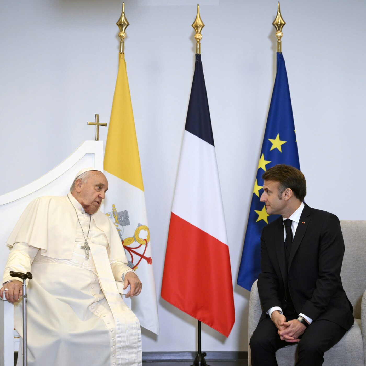 Emmanuel Macron au Vatican, la première rencontre avec Léon XIV et des sujets sensibles… 