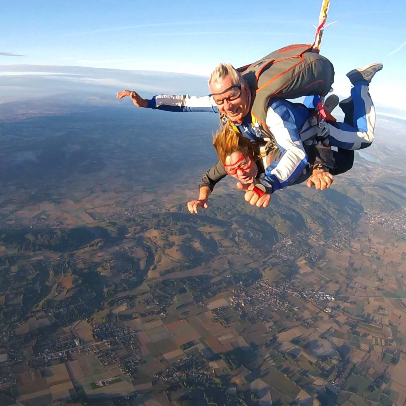 Le CEPG propose un saut en parachute à 3 femmes atteintes d'un cancer episode artwork