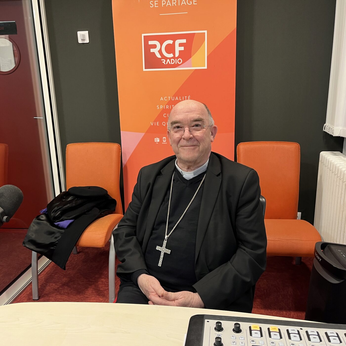Monseigneur Francis Bestion évêque de Blois depuis un an episode artwork