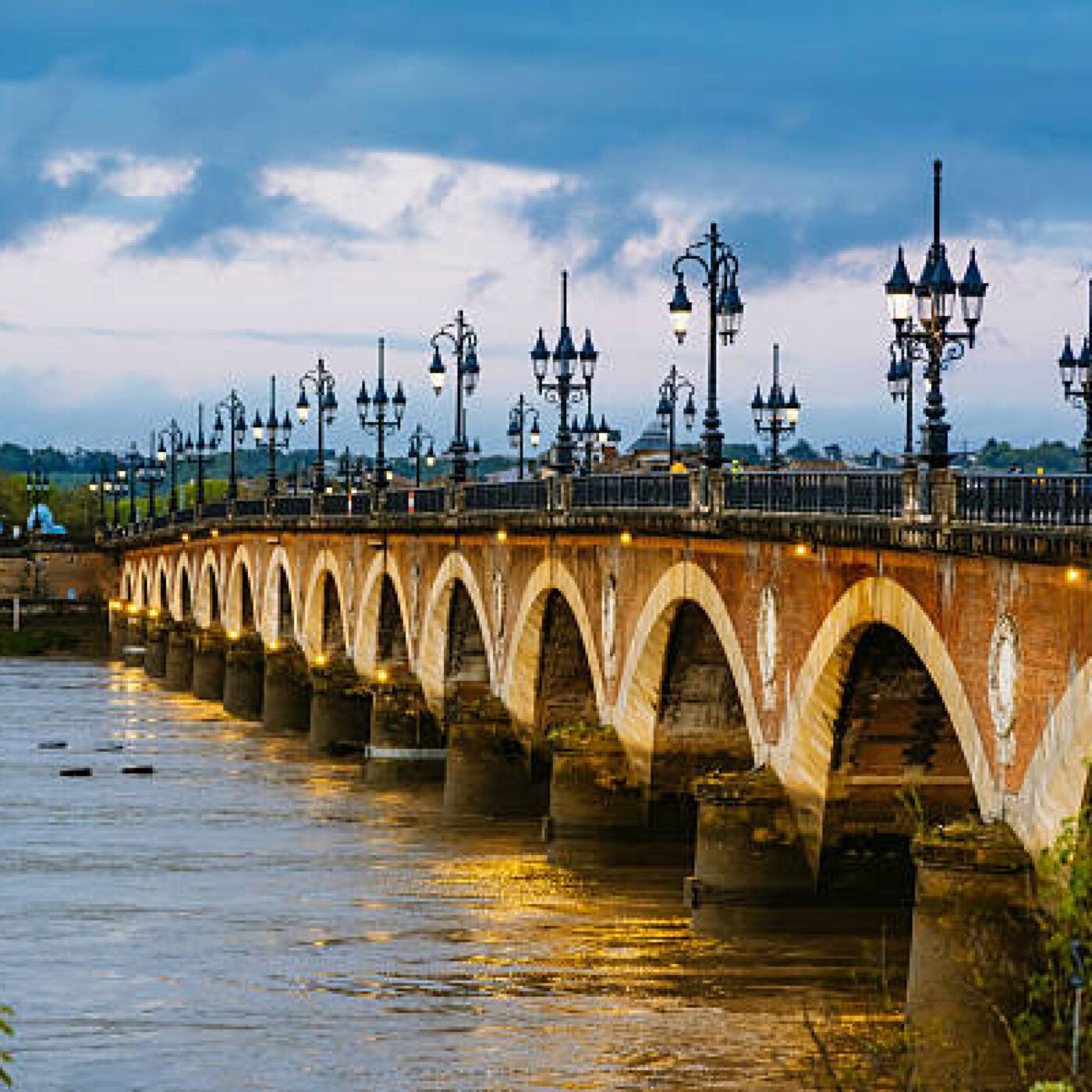 Tourisme à Bordeaux : Des Visites alternatives à découvrir episode artwork