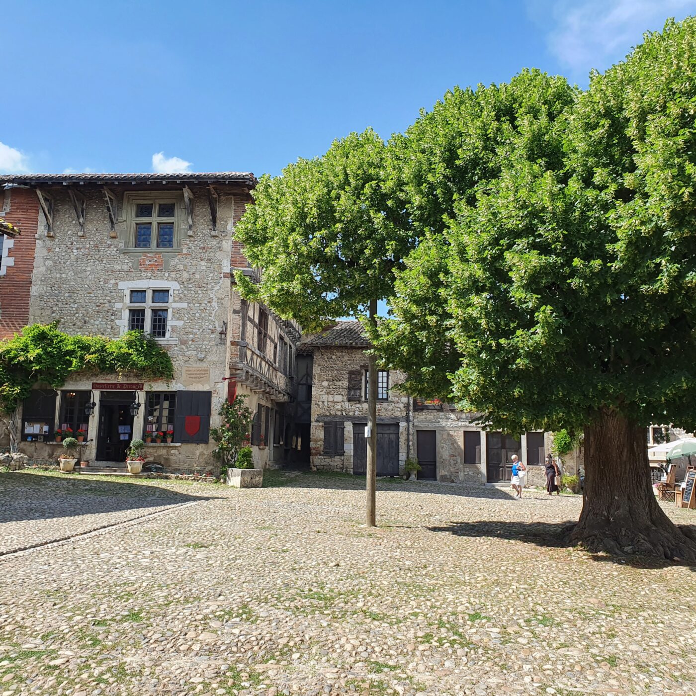 Promenade dans la cité médiévale de Pérouges episode artwork