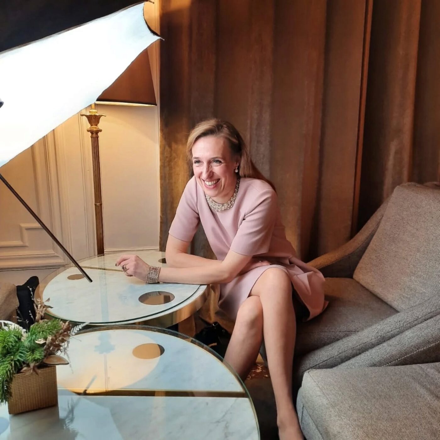 Le savoir-vivre est-il encore important ? La réponse de l’influenceuse Hélène Meillard