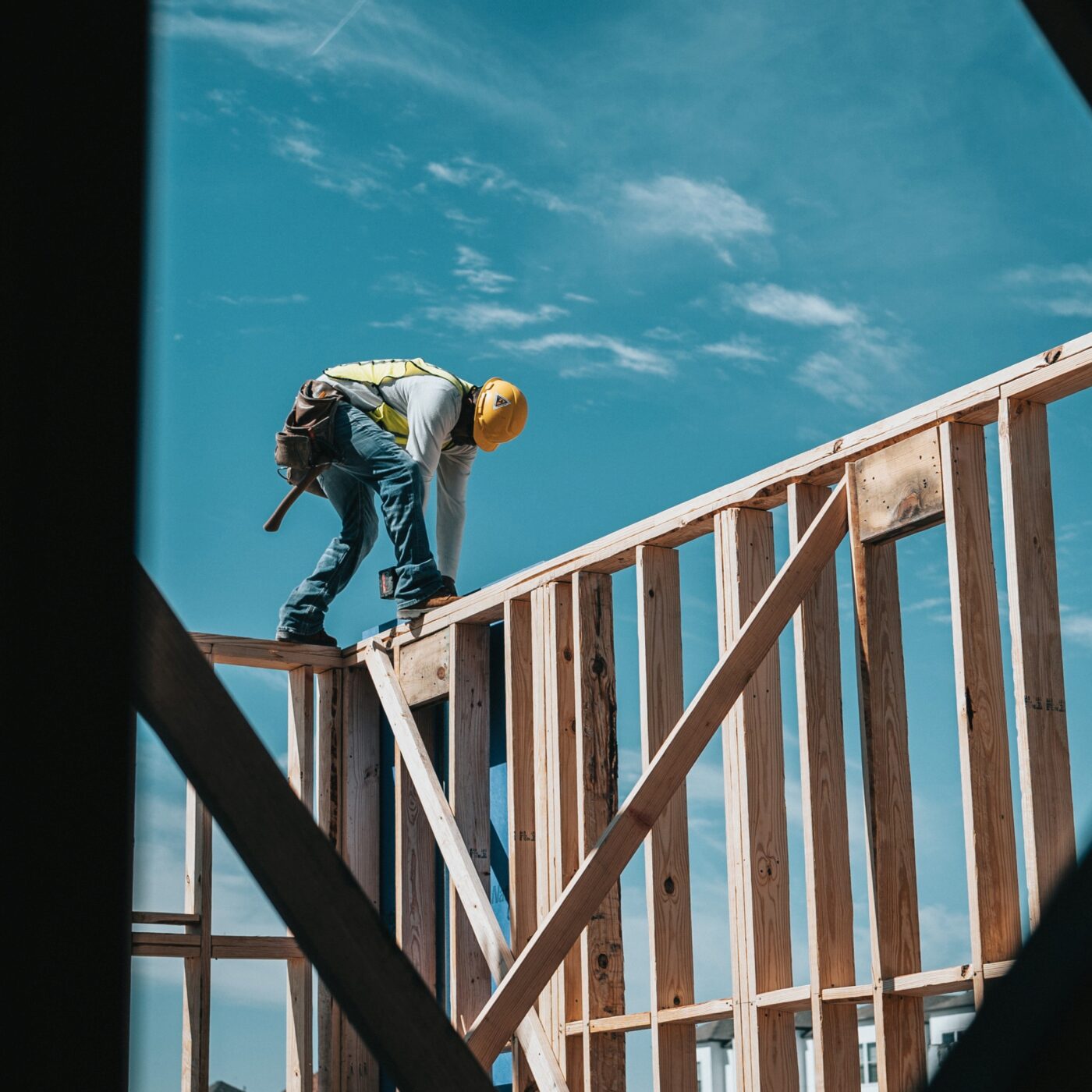 Projet de loi d'urgence logement : les artisans du bâtiment attentifs pour sortir de la crise episode artwork