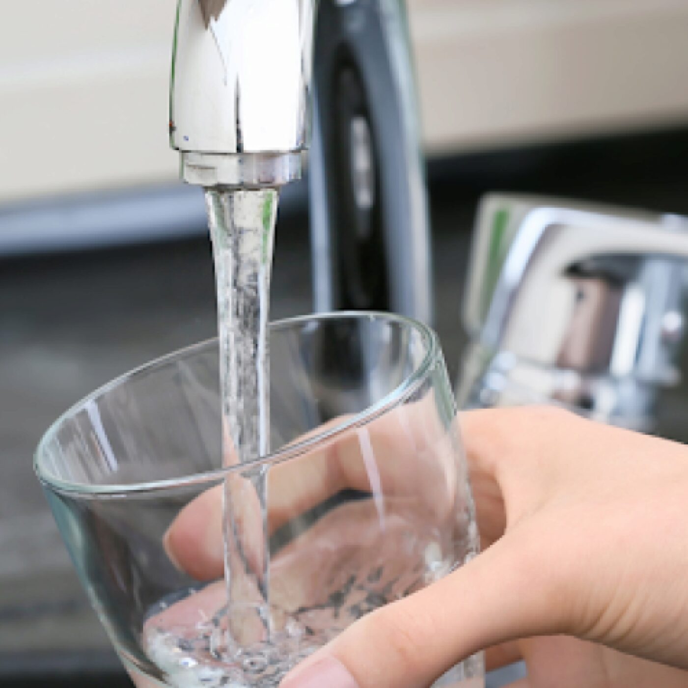 Eau des nappes polluées, bouteilles polluantes : que boire ?