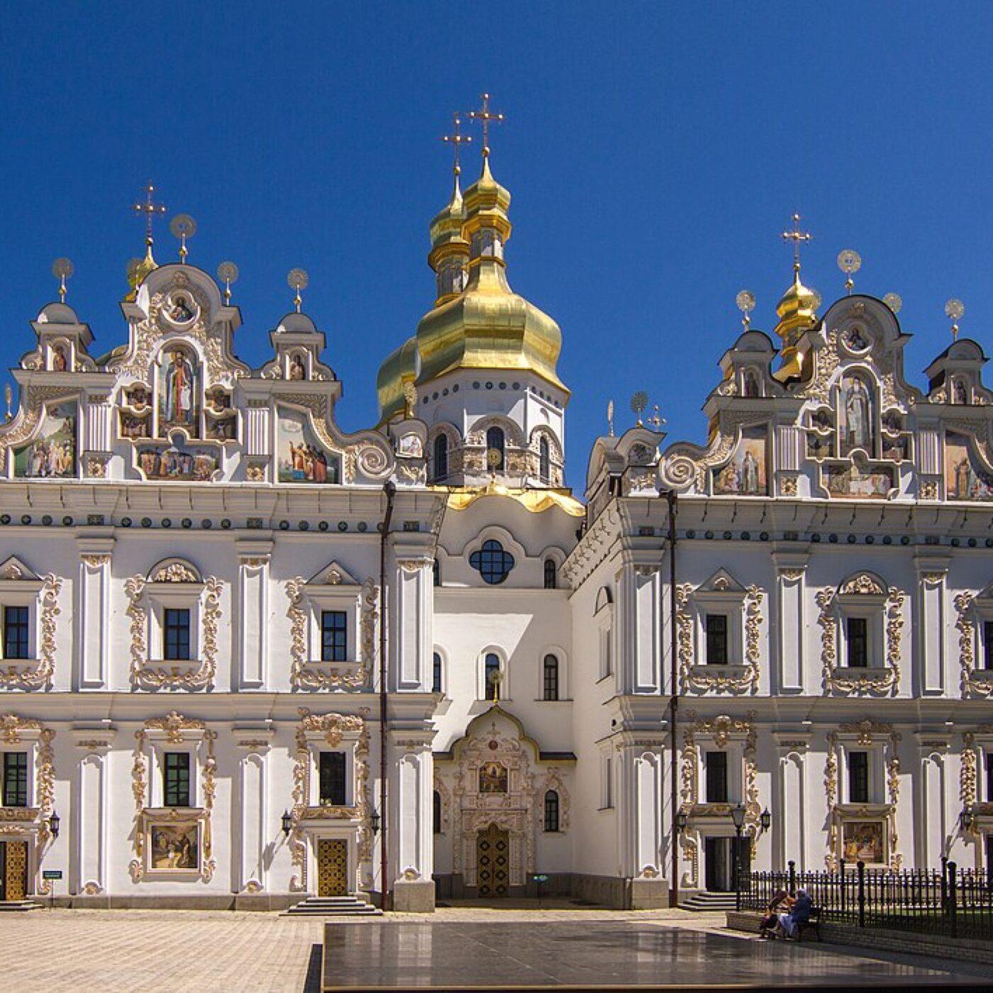 Touchée par des frappes russes, une cathédrale en feu à Kiev
