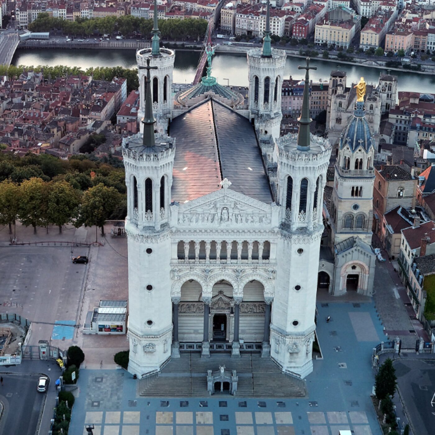 Les tours de la basilique de Fourvière à Lyon menacent de s'effondrer episode artwork
