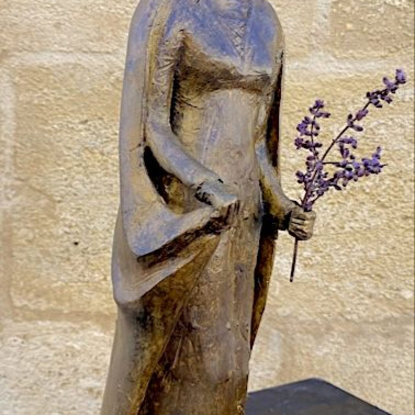 L'association Isabelle d'Angoulême et son projet d'édification d'une statue episode artwork