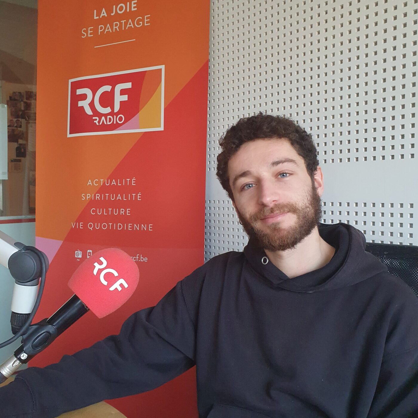 Tom Lyon expose son travail sur la migration "Arena" dans les locaux de Medor episode artwork