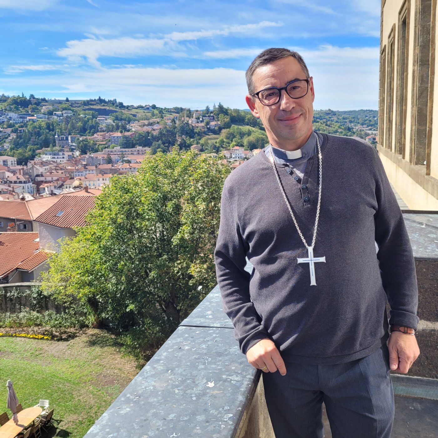 Mgr Didier Noblot, Évêque de Saint-Flour évoque la figure du pape François episode artwork