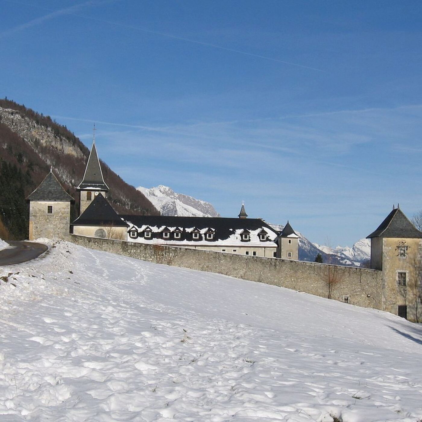 La prière des moines cisterciens de Tamié en Savoie La prière des moines cisterciens de Tamié en Savoie