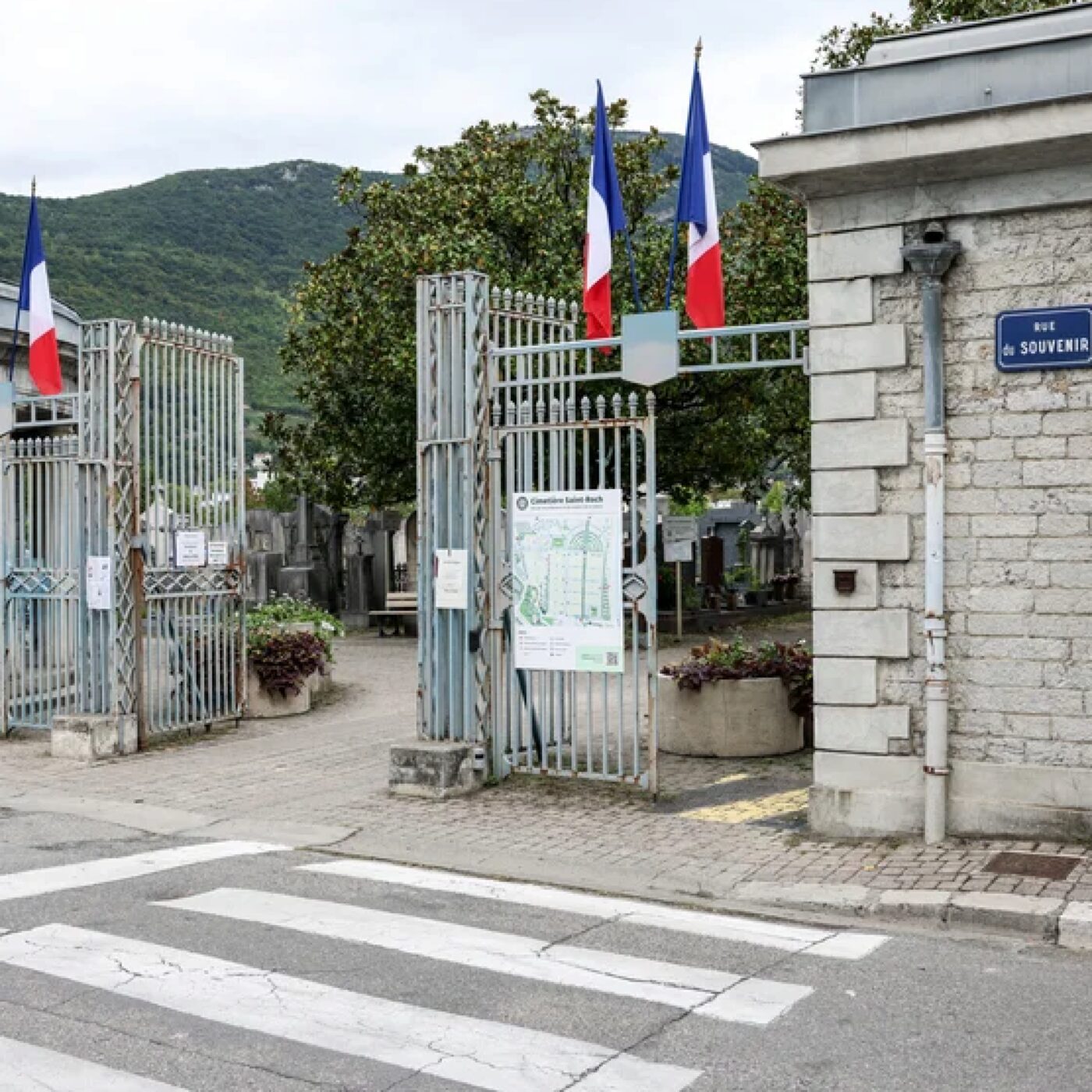 A l’ïle Verte, à Grenoble, visite du cimetière St Roch episode artwork