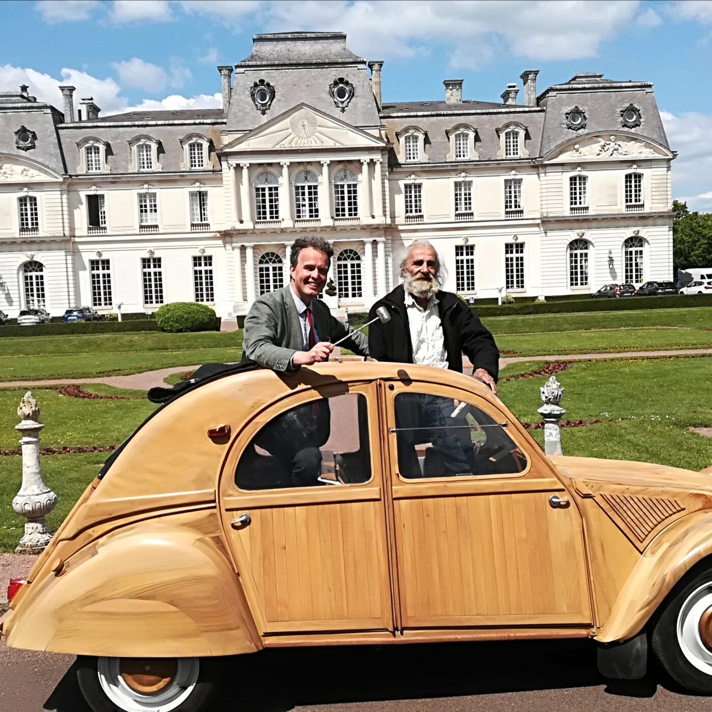 Une 2CV entièrement en bois en vente au château d'Artigny episode artwork