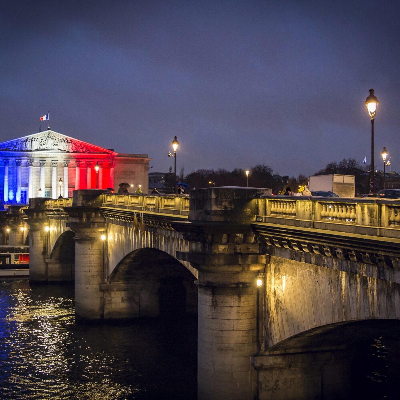 Les députés examinent le budget 2025, dans un contexte de crise des finances episode artwork