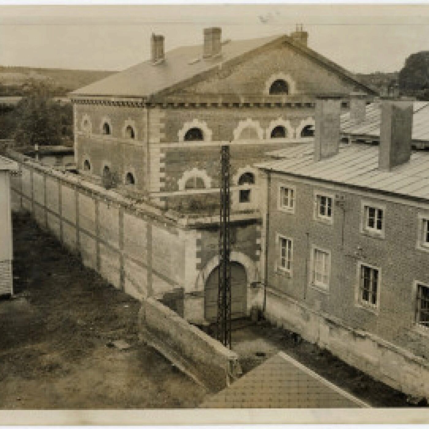 Épisode 1 : Histoire de la joyeuse prison de Pont-L'Évêque episode artwork