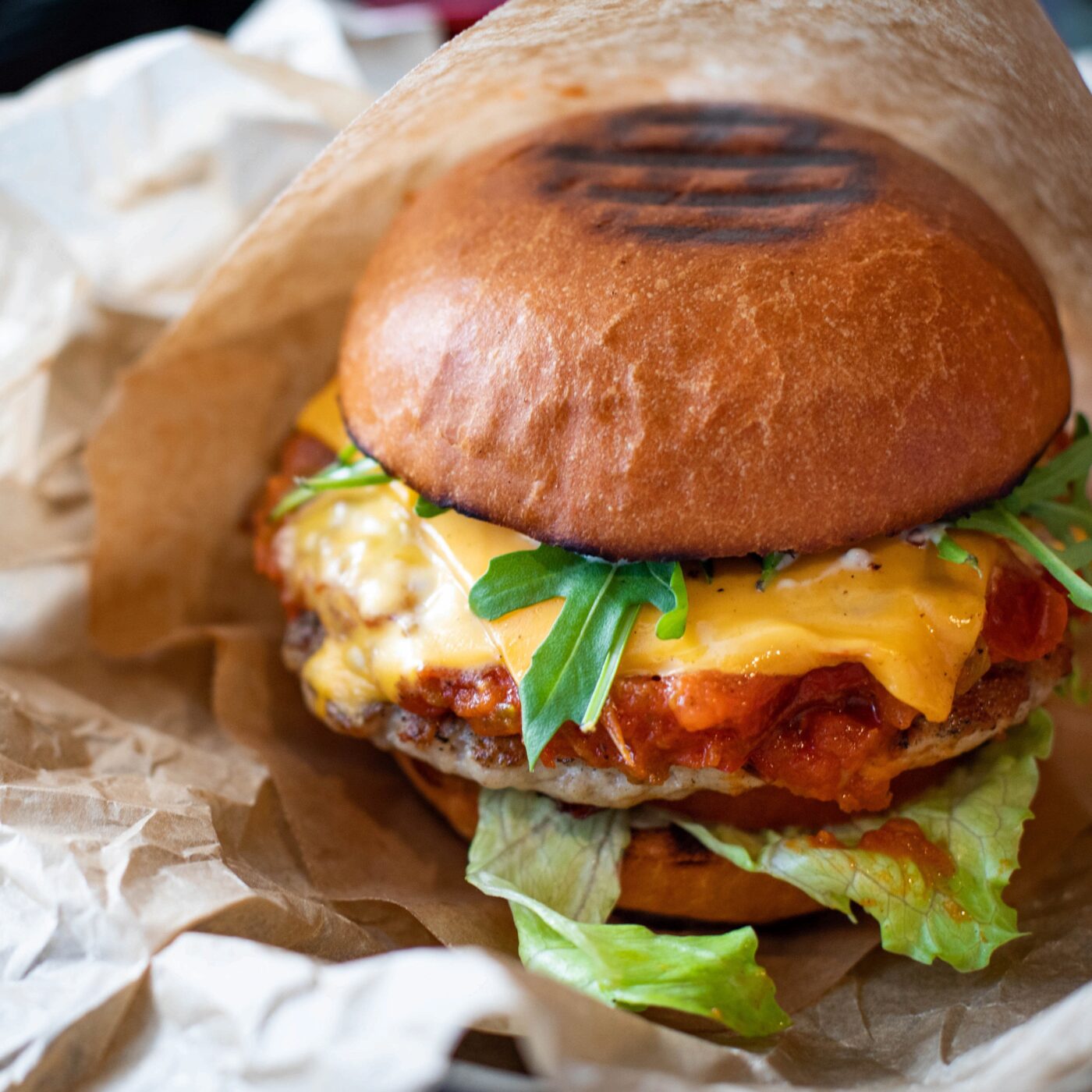 Un burger de saumon aux œillets