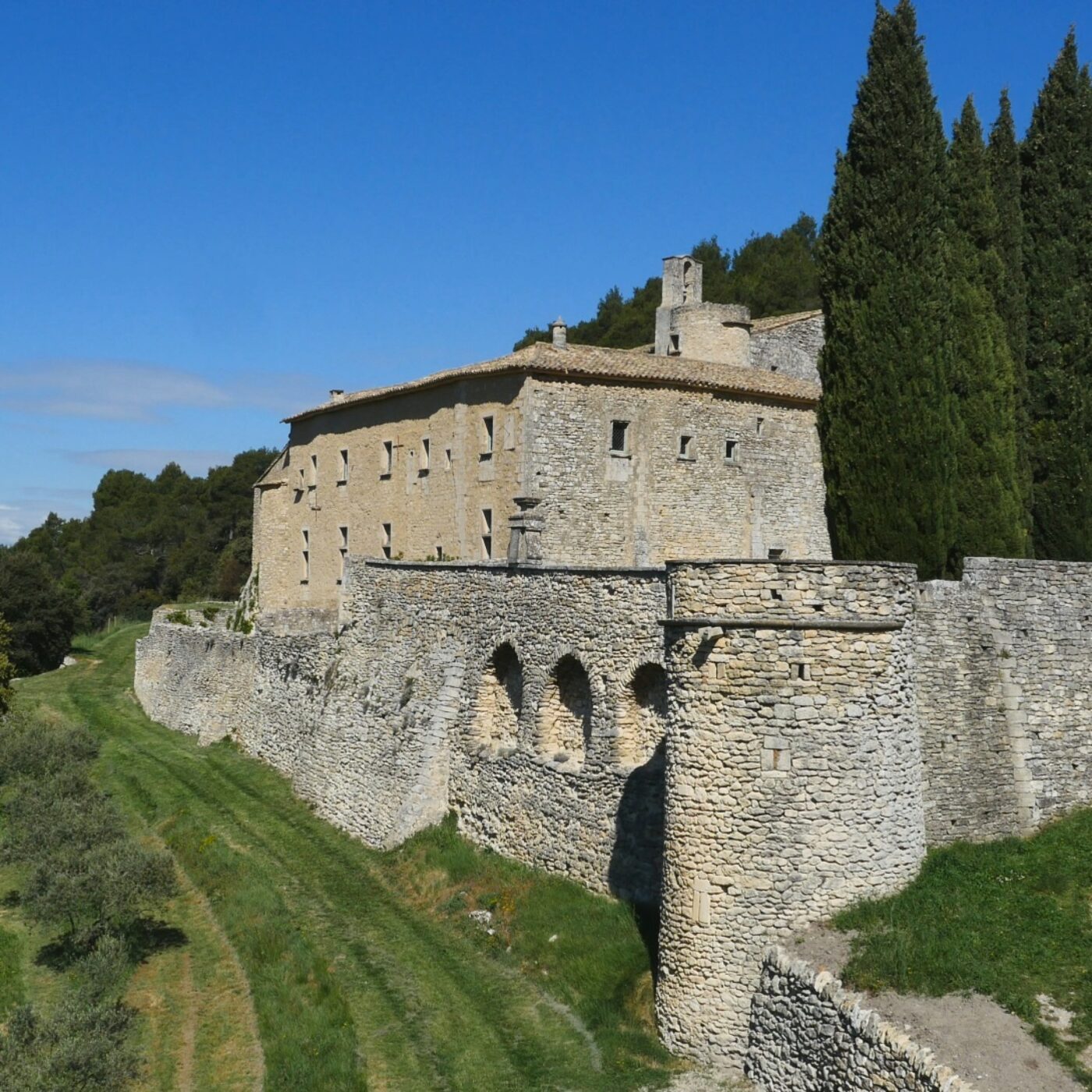 Une aventure familiale pour sauver un joyau roman provençal episode artwork