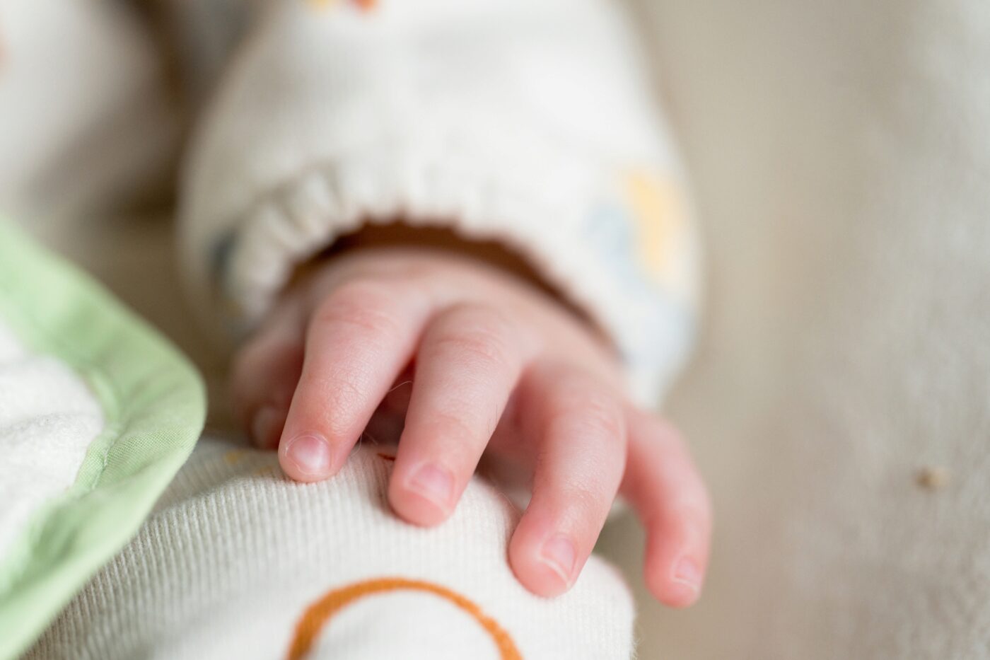 Une tumeur de 8 cm détectée in utero : un bébé soigné dans le ventre de sa mère avant sa naissance