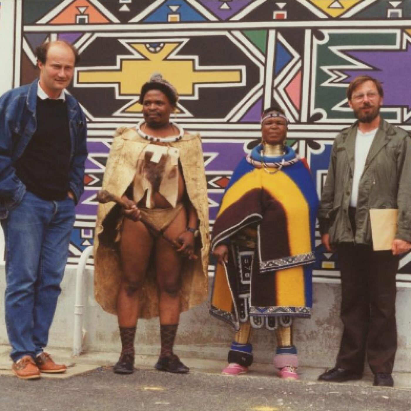 L'avenir du mur avec la fresque d'Esther Mahlangu à Angoulême episode artwork