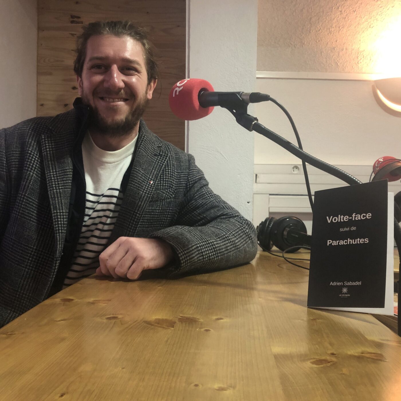 Viviers: premier recueil de poèmes pour Adrien Sabadel episode artwork