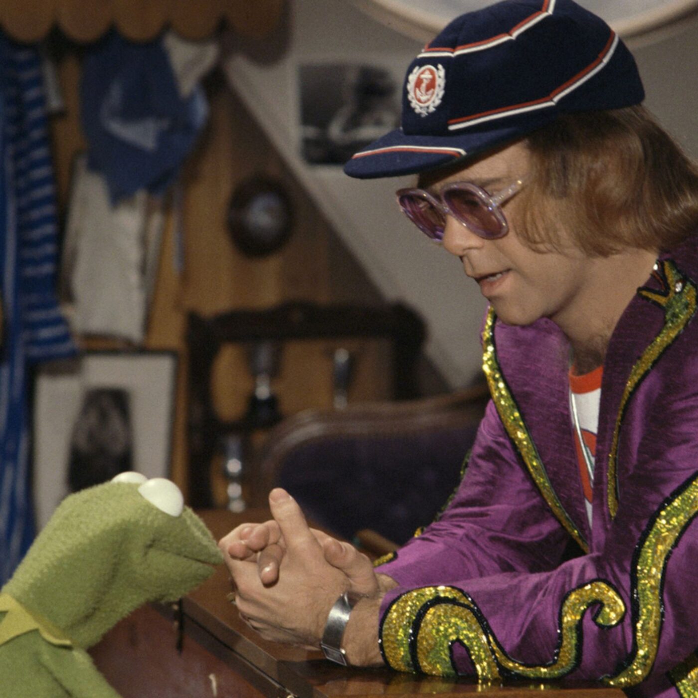 Elton John chez les Muppets, un épisode culte et déjanté : plumes, paillettes et "Crocodile Rock" ! Elton John chez les Muppets, un épisode culte et déjanté : plumes, paillettes et "Crocodile Rock" !