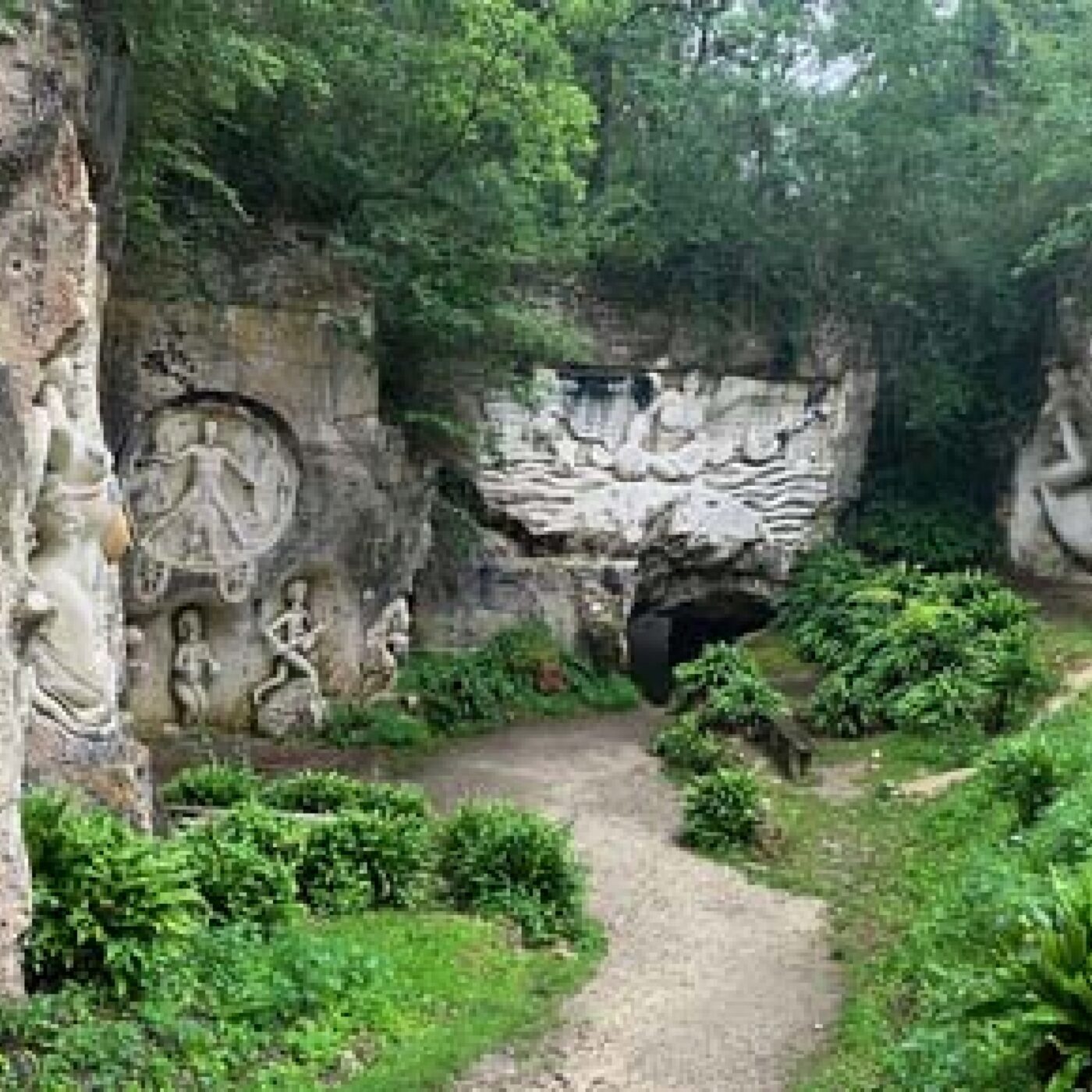 "Par la pierre, et par l'art, entrez dans nos mémoires" episode artwork