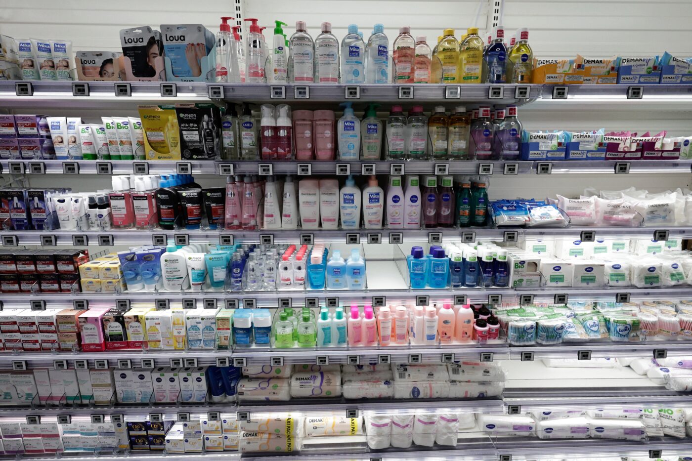 Crèmes éclaircissantes, mascaras, rouges à lèvres... Plus de 8 produits cosmétiques sur 10 susceptibles de contenir des substances cancérigènes ou toxiques  episode artwork