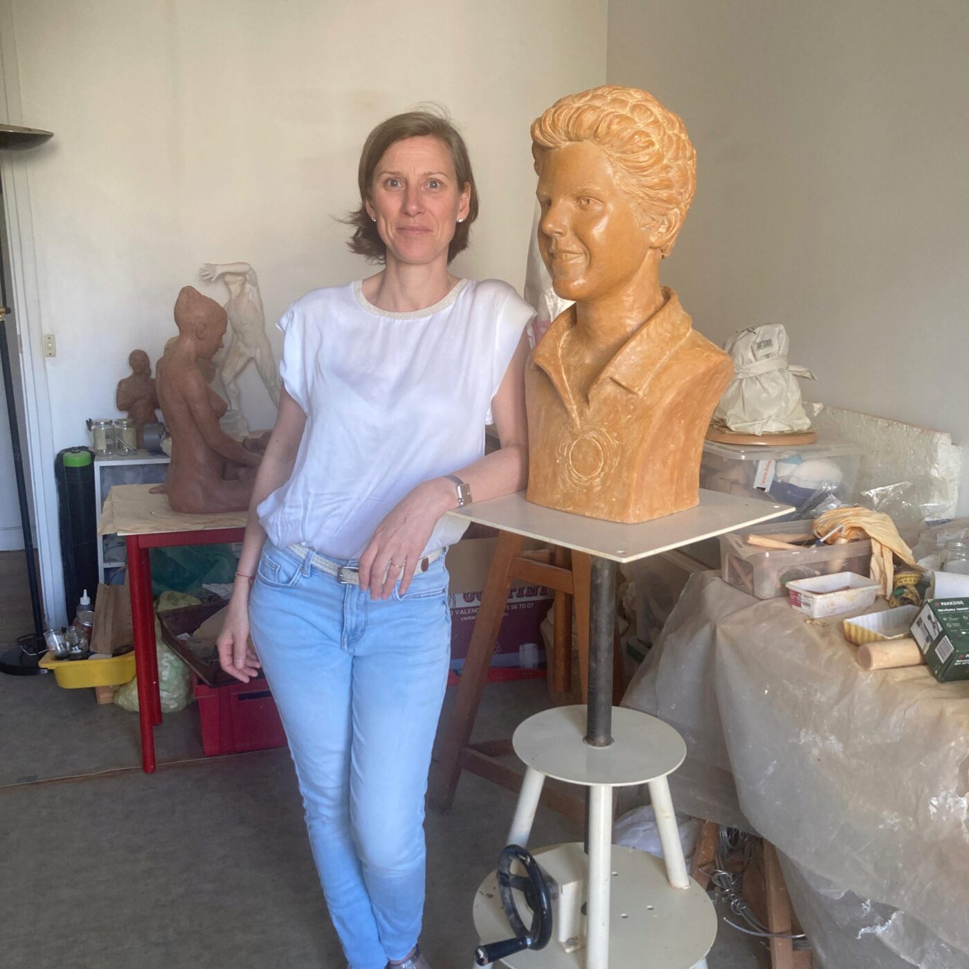 Canonisation : l'artiste Delphine Lafontaine réalise un buste de Carlo Acutis episode artwork