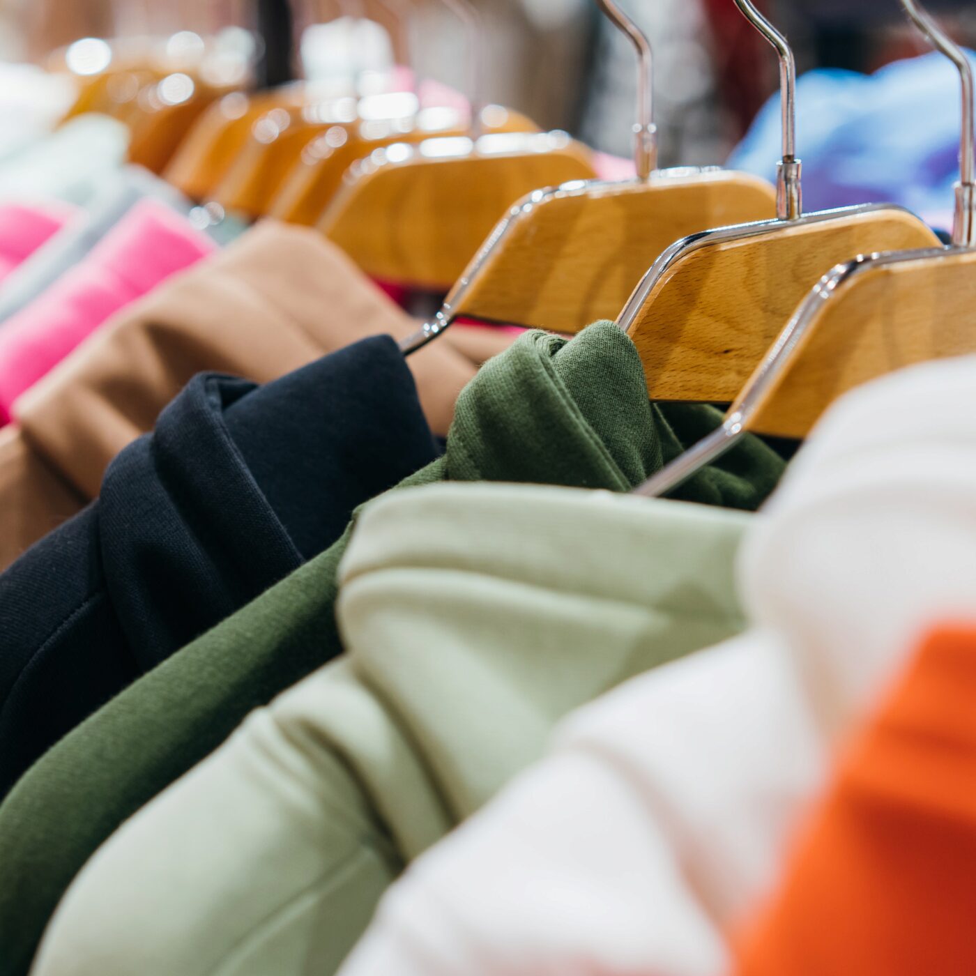 Fast fashion : peut-on consommer autrement sans renoncer à la mode ?