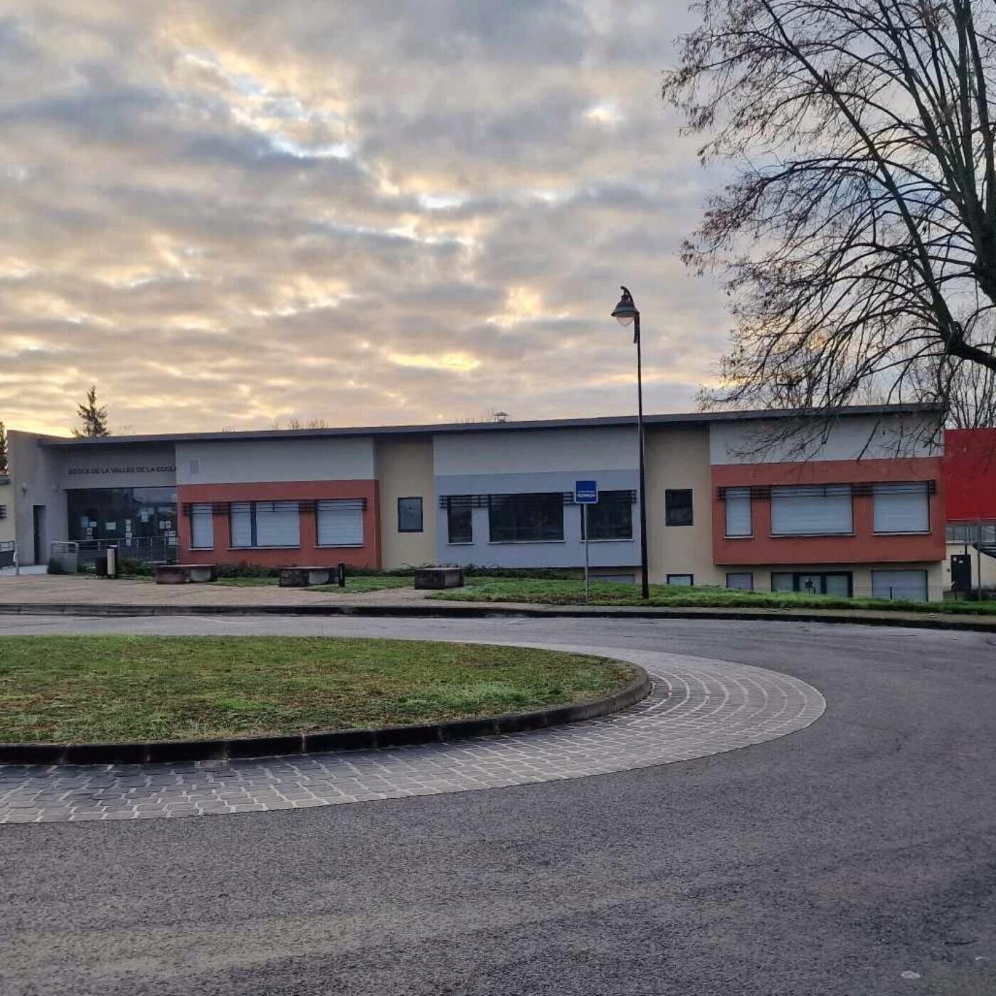 Nuisement-sur-Coole : Fermeture de l'école par mesure de précaution episode artwork