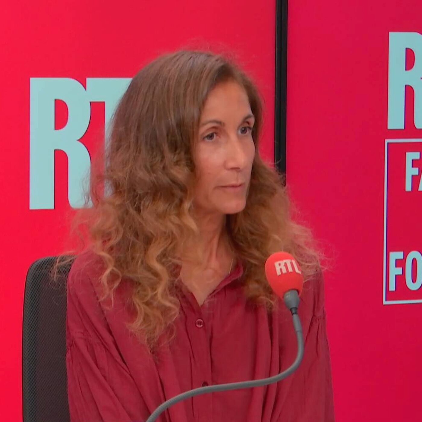 "Des baisers avec la langue, des attouchements..." : Coline Berry renouvelle ses accusations contre son père Richard Berry