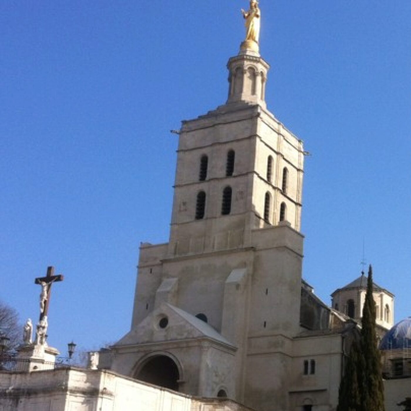Trois cathédrales pour la nuit episode artwork