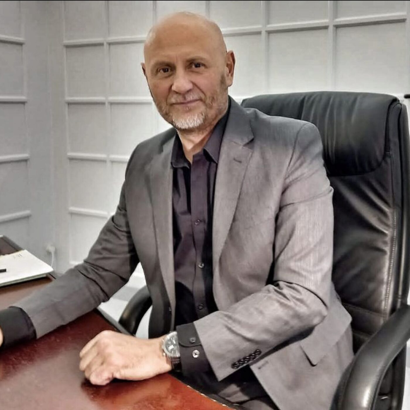 Un nouveau directeur pour le CHS Saint-Ylie de Dole (1-2) episode artwork