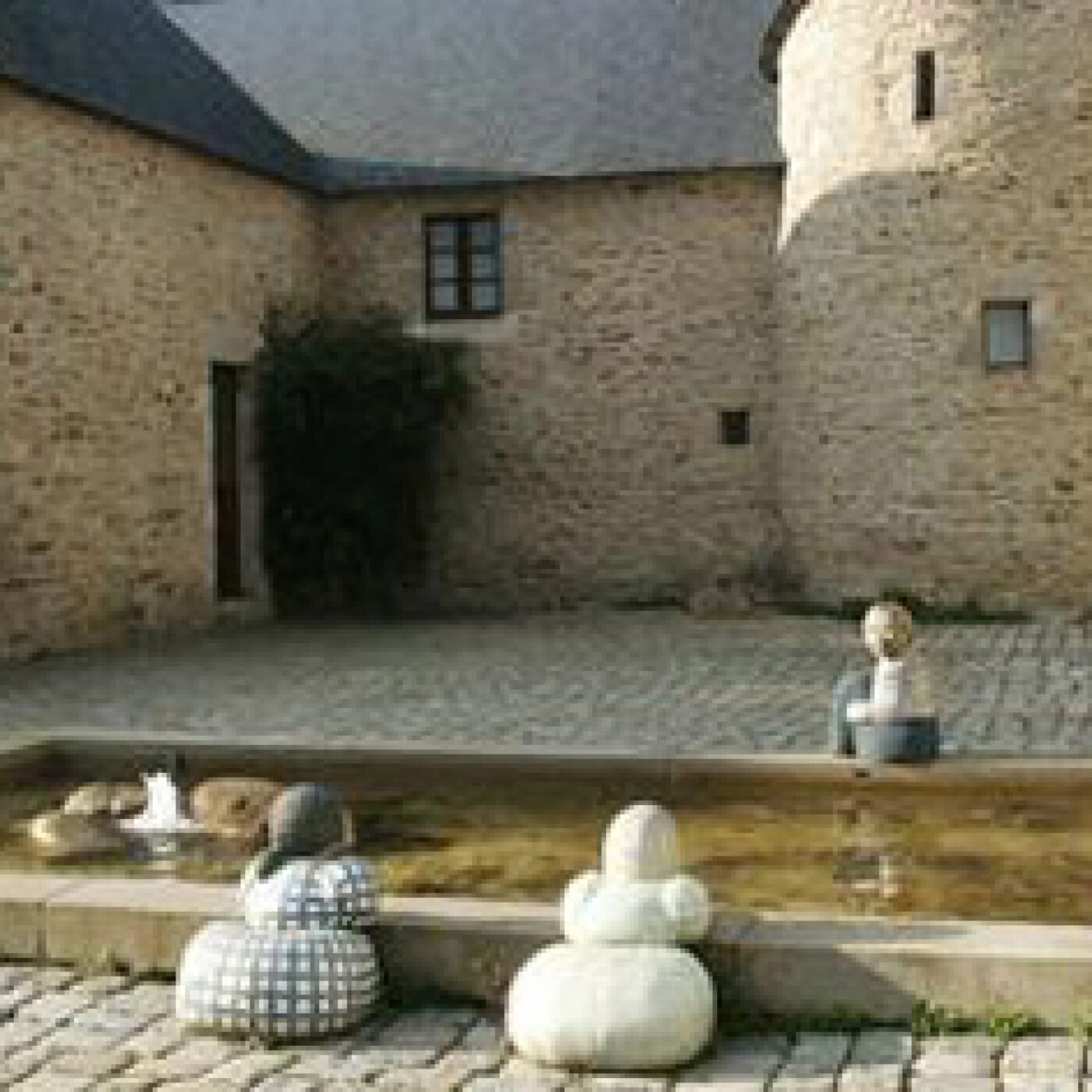 Un parcours d'art contemporain à Pont Scorff, près de Lorient episode artwork