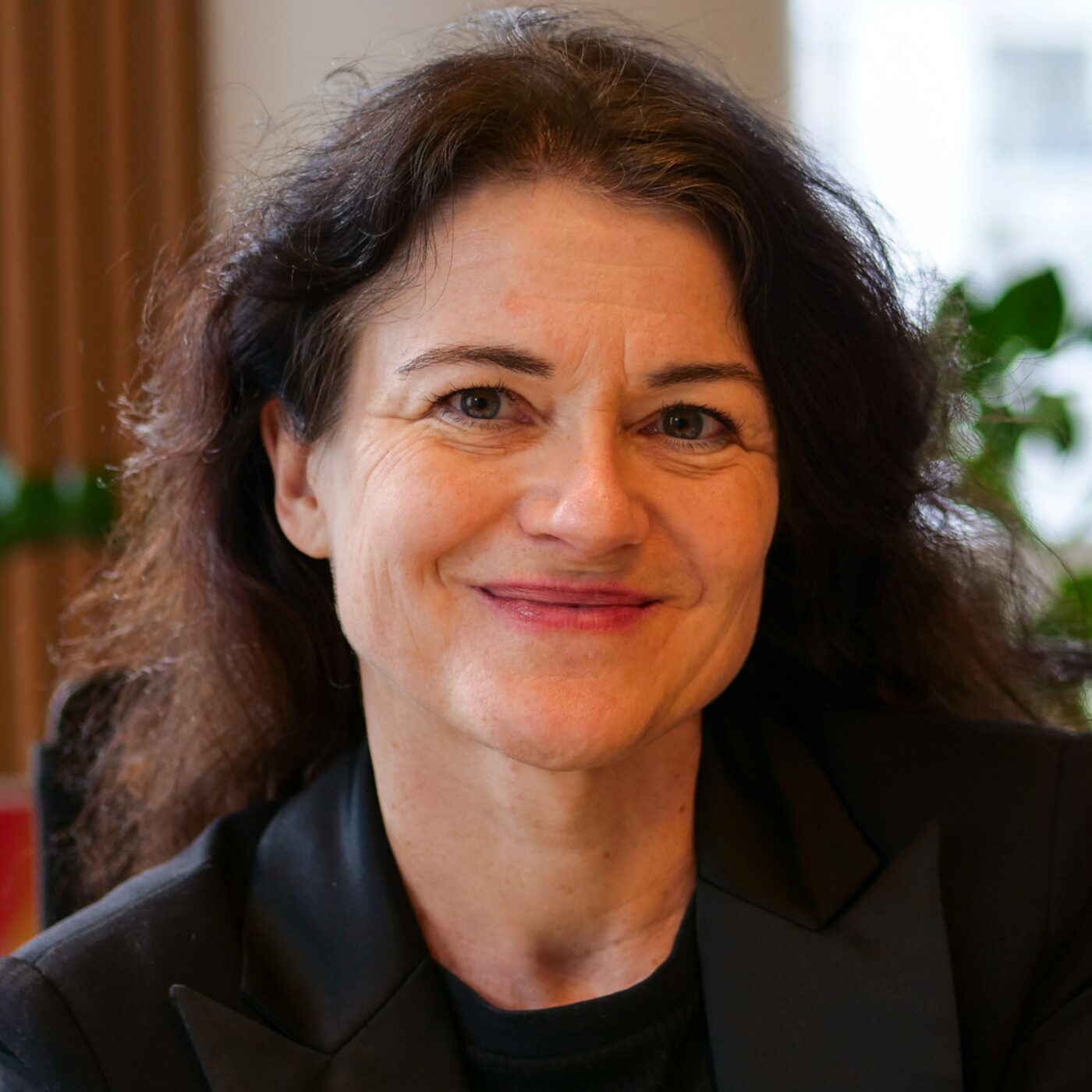 Municipales 2026 à Lyon : Nathalie Perrin-Gilbert sur la ligne de départ episode artwork