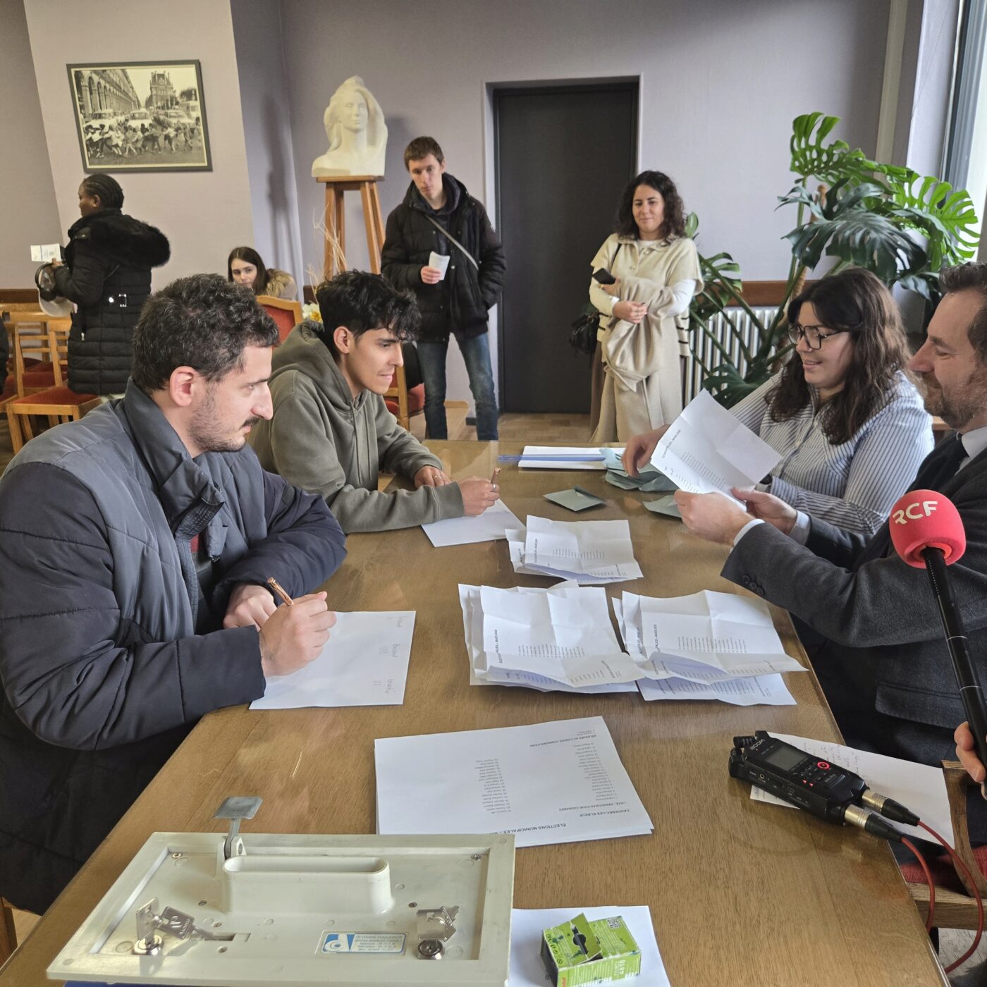 Atelier citoyenneté à Caudebec-lès-Elbeuf : "je suis adulte, je vote !" episode artwork