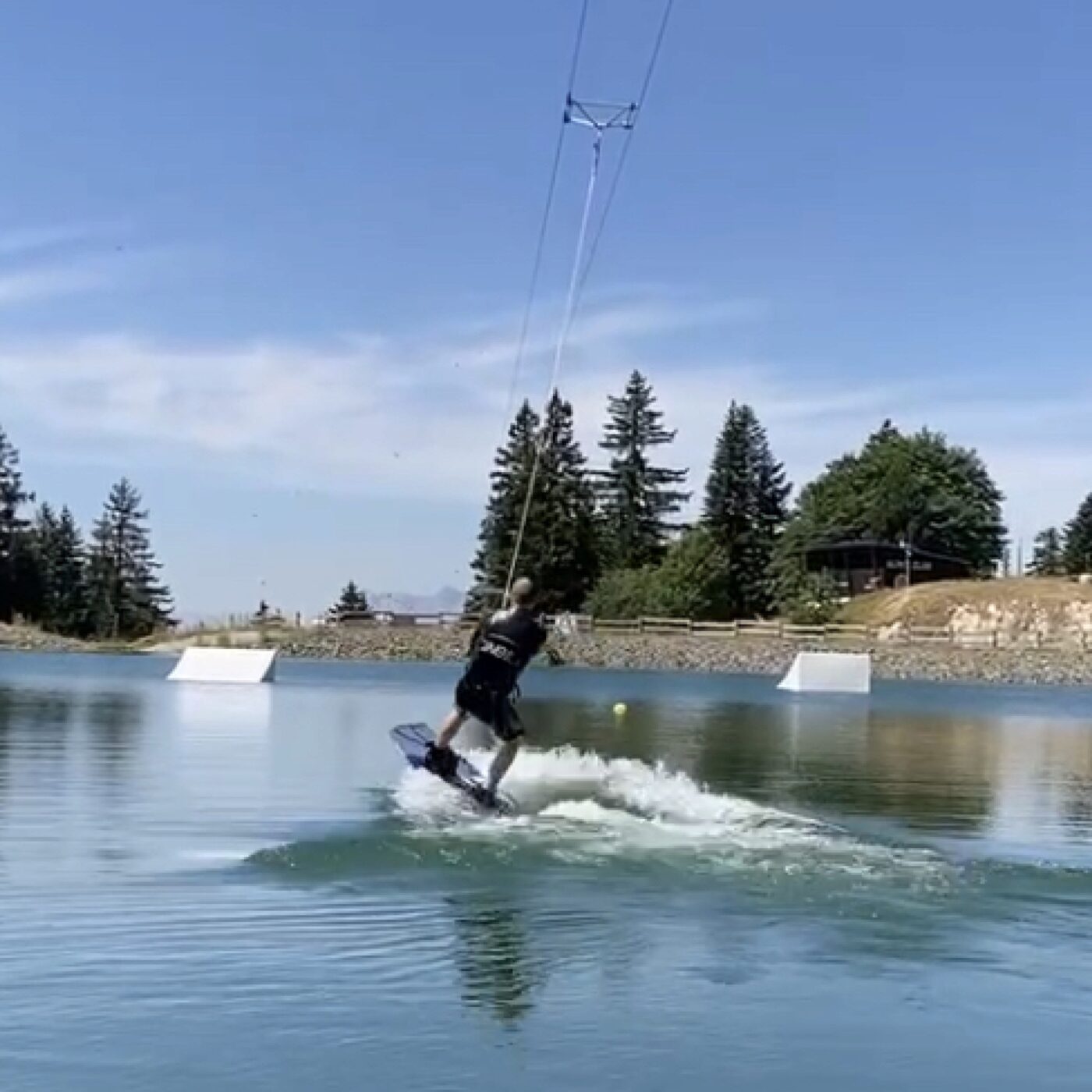 Du ski nautique et du wakeboard à 1600m d'altitude ! episode artwork