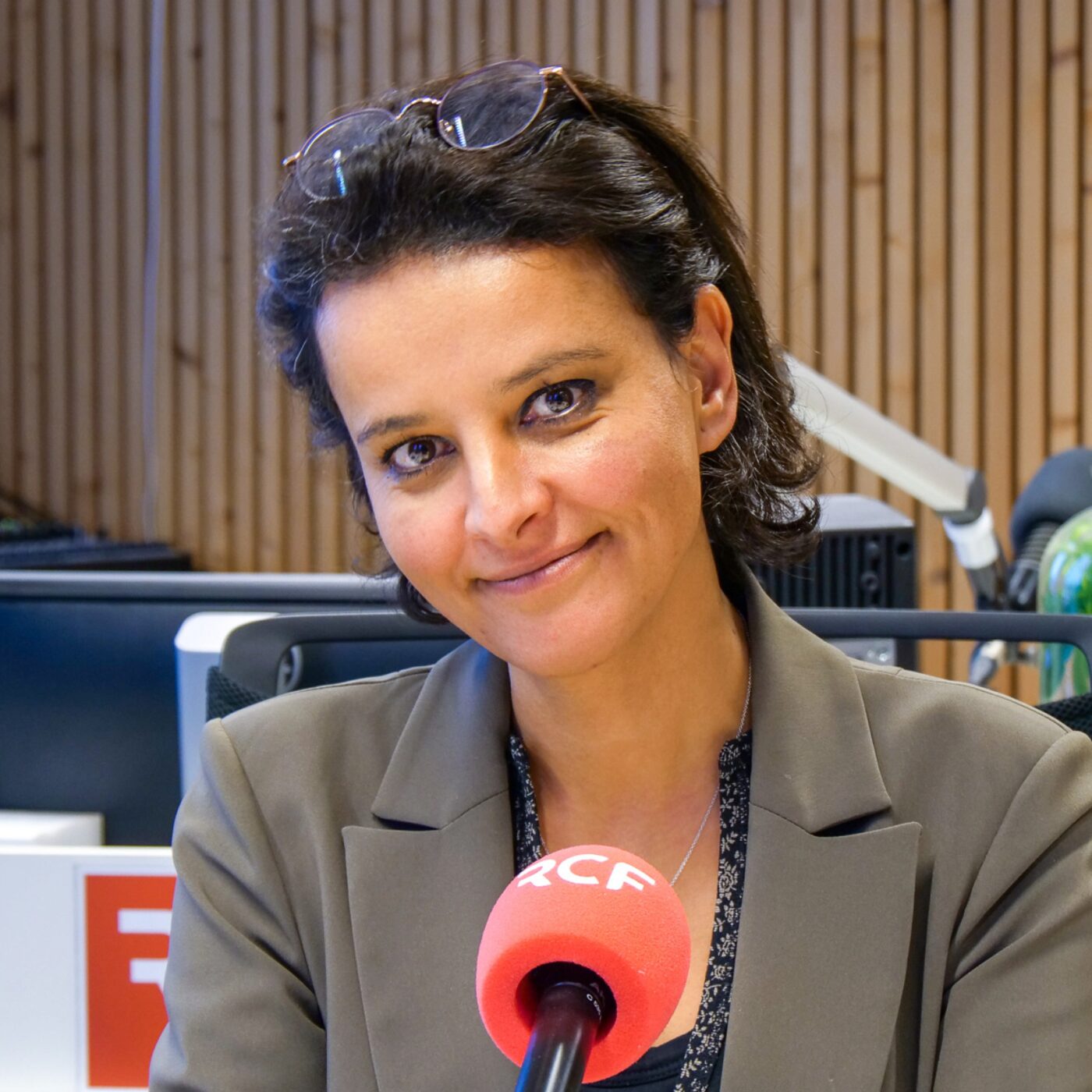 Najat Vallaud-Belkacem mène l'enquête autour de notre rapport aux écrans episode artwork